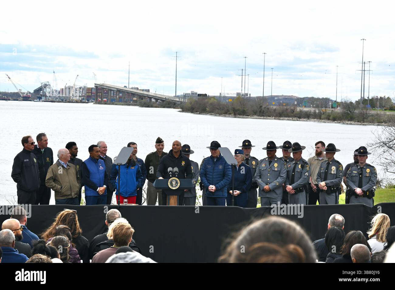 5 aprile 2024, Dundalk, MD, Stati Uniti d'America: Il governatore del Maryland Wes Moore, centro, fa osservazioni durante una visita al sito del disastro di Francis Scott Key Bridge insieme al presidente degli Stati Uniti Joe Biden , a destra, e al tenente governatore Aruna Miller, a sinistra, e altri funzionari a Sollers Point, 5 aprile 2024 a Dundalk, Maryland. (Immagine di credito: © Patrick Siebert/Mdgovpics/Planet Pix via ZUMA Press Wire) Foto Stock