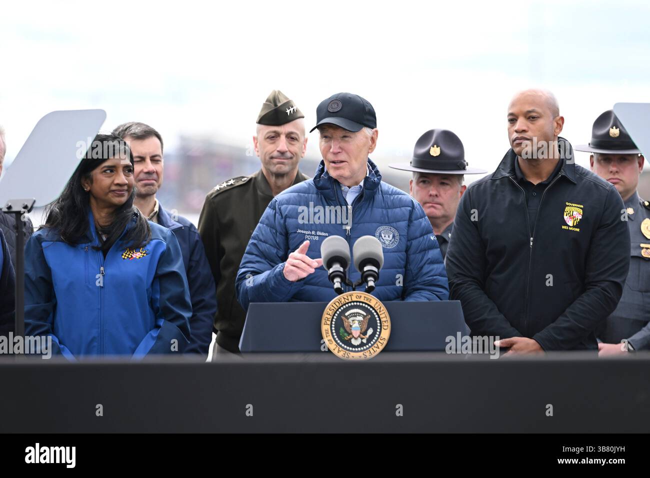 5 aprile 2024, Dundalk, MD, Stati Uniti d'America: Il presidente degli Stati Uniti Joe Biden, centro, fa osservazioni durante una visita al sito del disastro di Francis Scott Key Bridge insieme al governatore del Maryland Wes Moore, a destra, e al tenente governatore Aruna Miller, a sinistra, lungo Sollers Point, 5 aprile 2024 a Dundalk, Maryland. (Immagine di credito: © Joe Andrucyk/Mdgovpics/Planet Pix via ZUMA Press Wire) Foto Stock