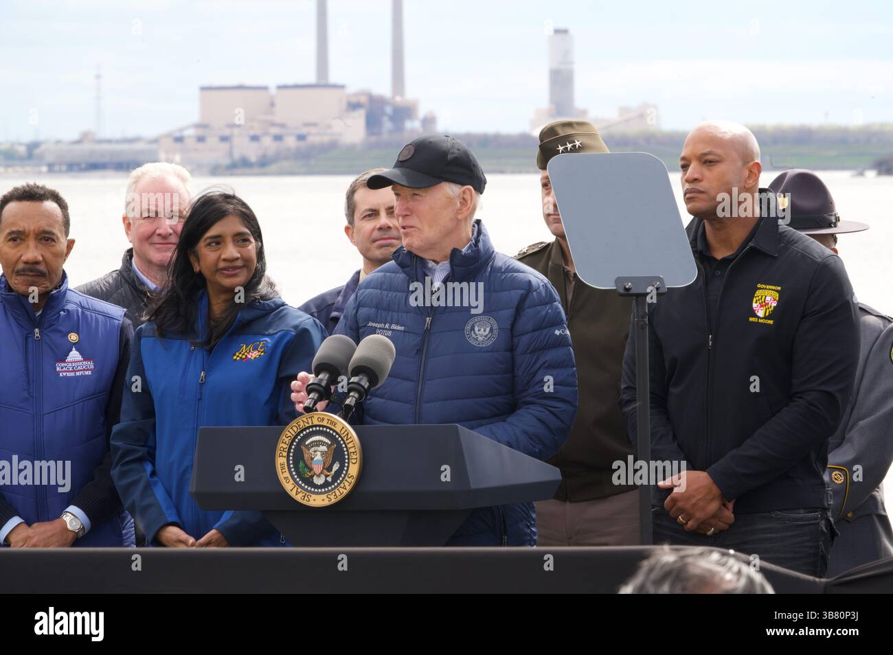 5 aprile 2024, Dundalk, MD, Stati Uniti d'America: Il presidente degli Stati Uniti Joe Biden, centro, fa osservazioni durante una visita al sito del disastro di Francis Scott Key Bridge insieme al governatore del Maryland Wes Moore, a destra, e al tenente governatore Aruna Miller, a sinistra, lungo Sollers Point, 5 aprile 2024 a Dundalk, Maryland. (Immagine di credito: © Patrick Siebert/Mdgovpics/Planet Pix via ZUMA Press Wire) Foto Stock