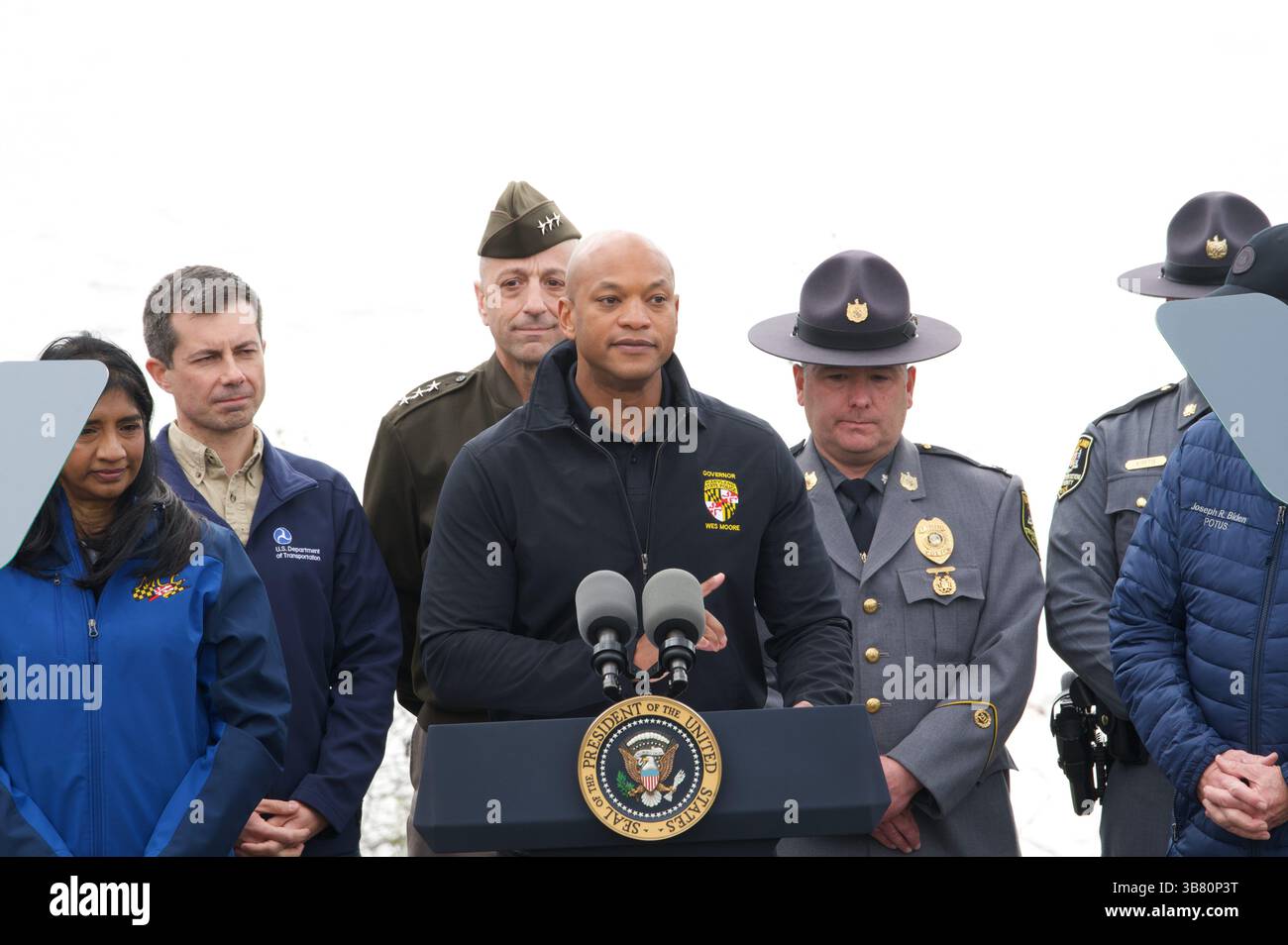 5 aprile 2024, Dundalk, MD, Stati Uniti d'America: Il governatore del Maryland Wes Moore, centro, fa osservazioni durante una visita al sito del disastro di Francis Scott Key Bridge insieme al presidente degli Stati Uniti Joe Biden, a destra, e al tenente governatore Aruna Miller, a sinistra, e altri funzionari a Sollers Point, 5 aprile 2024 a Dundalk, Maryland. (Immagine di credito: © Joe Andrucyk/Mdgovpics/Planet Pix via ZUMA Press Wire) Foto Stock