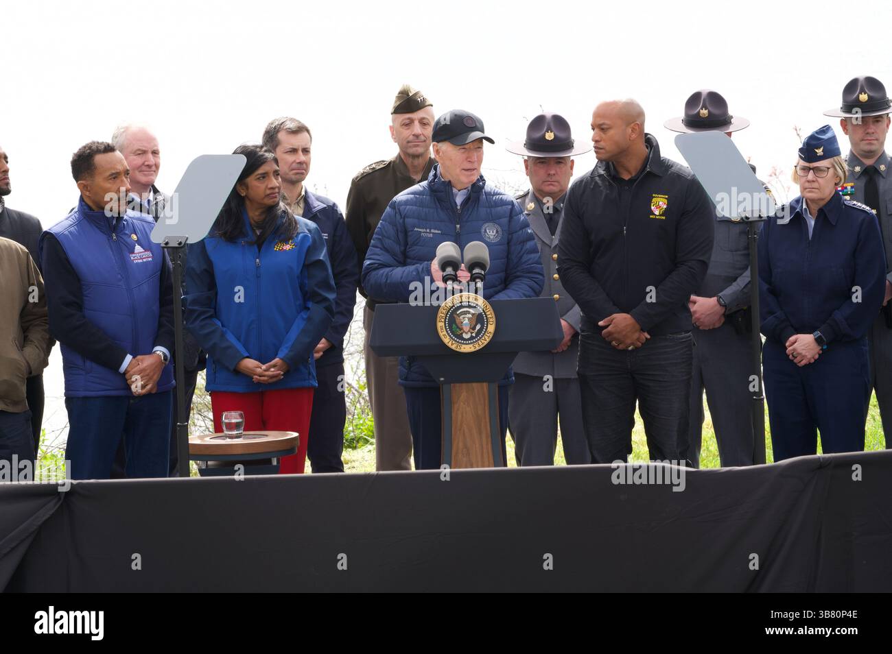 5 aprile 2024, Dundalk, MD, Stati Uniti d'America: Il presidente degli Stati Uniti Joe Biden, centro, fa osservazioni durante una visita al sito del disastro di Francis Scott Key Bridge insieme al governatore del Maryland Wes Moore, a destra, e al tenente governatore Aruna Miller, a sinistra, lungo Sollers Point, 5 aprile 2024 a Dundalk, Maryland. (Immagine di credito: © Joe Andrucyk/Mdgovpics/Planet Pix via ZUMA Press Wire) Foto Stock