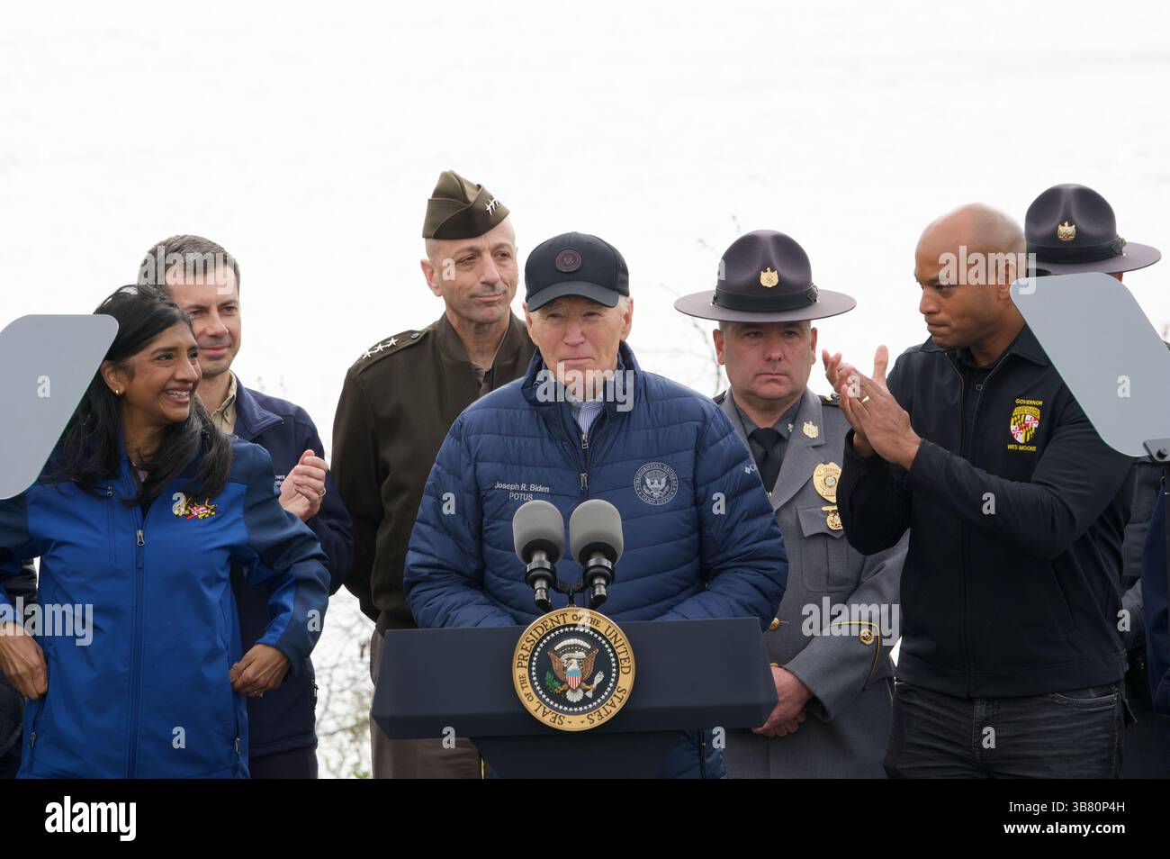 5 aprile 2024, Dundalk, MD, Stati Uniti d'America: Il presidente degli Stati Uniti Joe Biden, centro, fa osservazioni durante una visita al sito del disastro di Francis Scott Key Bridge insieme al governatore del Maryland Wes Moore, a destra, e al tenente governatore Aruna Miller, a sinistra, lungo Sollers Point, 5 aprile 2024 a Dundalk, Maryland. (Immagine di credito: © Joe Andrucyk/Mdgovpics/Planet Pix via ZUMA Press Wire) Foto Stock