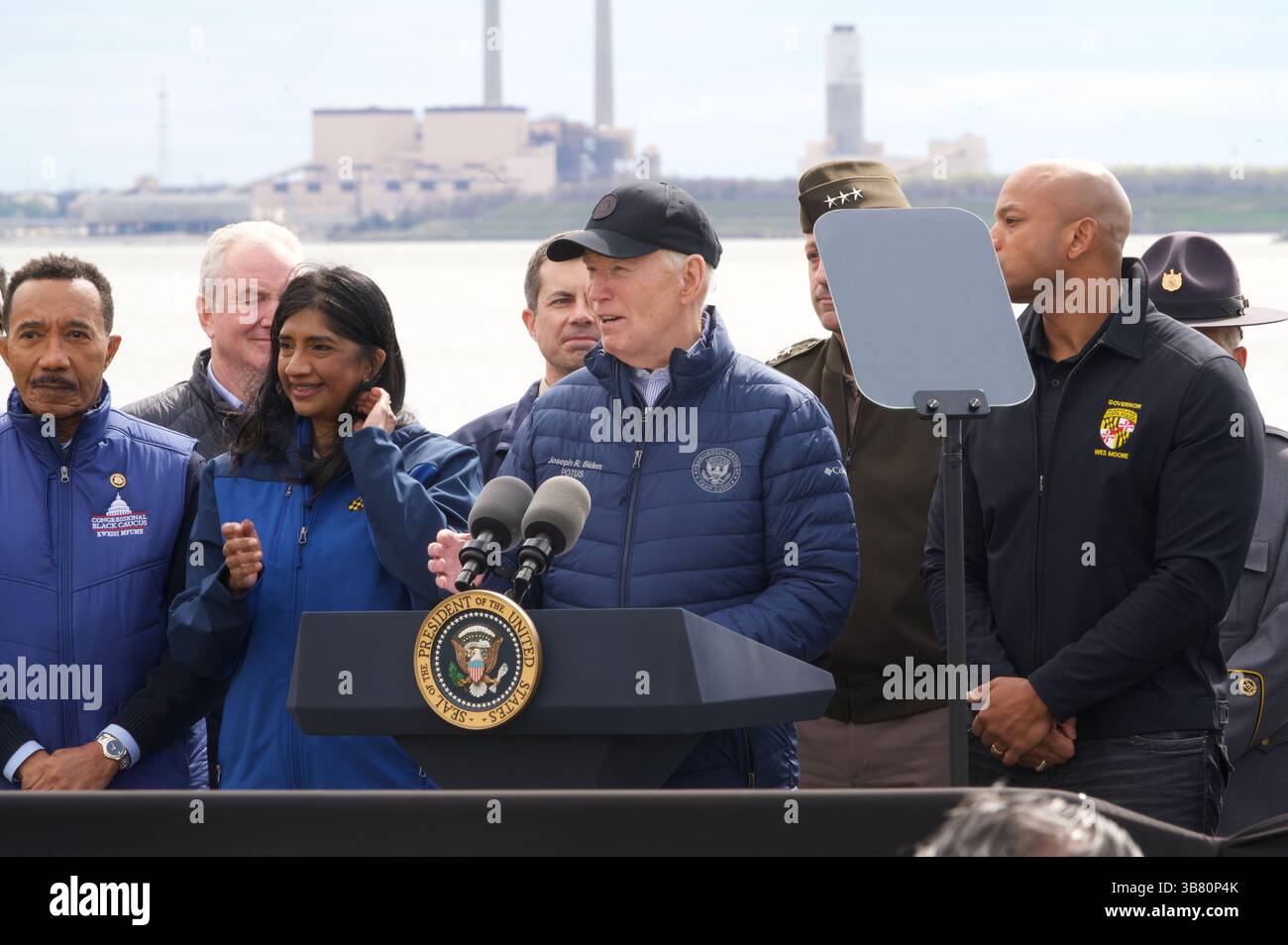 5 aprile 2024, Dundalk, MD, Stati Uniti d'America: Il presidente degli Stati Uniti Joe Biden, centro, fa osservazioni durante una visita al sito del disastro di Francis Scott Key Bridge insieme al governatore del Maryland Wes Moore, a destra, e al tenente governatore Aruna Miller, a sinistra, lungo Sollers Point, 5 aprile 2024 a Dundalk, Maryland. (Immagine di credito: © Joe Andrucyk/Mdgovpics/Planet Pix via ZUMA Press Wire) Foto Stock