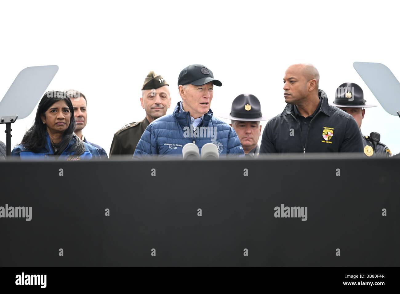 5 aprile 2024, Dundalk, MD, Stati Uniti d'America: Il presidente degli Stati Uniti Joe Biden, centro, fa osservazioni durante una visita al sito del disastro di Francis Scott Key Bridge insieme al governatore del Maryland Wes Moore, a destra, e al tenente governatore Aruna Miller, a sinistra, lungo Sollers Point, 5 aprile 2024 a Dundalk, Maryland. (Immagine di credito: © Joe Andrucyk/Mdgovpics/Planet Pix via ZUMA Press Wire) Foto Stock