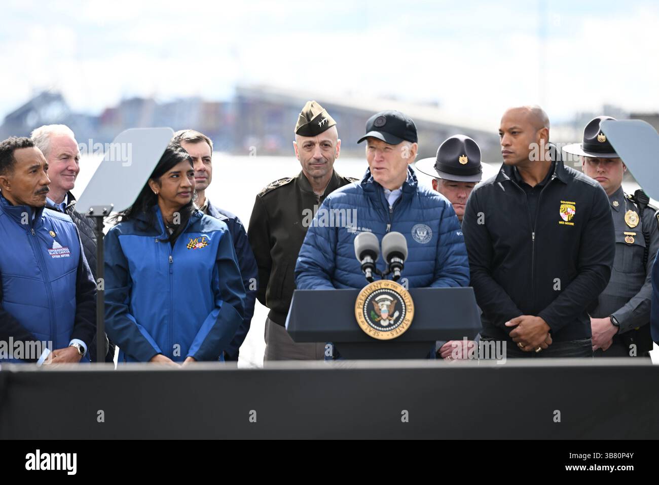 5 aprile 2024, Dundalk, MD, Stati Uniti d'America: Il presidente degli Stati Uniti Joe Biden, centro, fa osservazioni durante una visita al sito del disastro di Francis Scott Key Bridge insieme al governatore del Maryland Wes Moore, a destra, e al tenente governatore Aruna Miller, a sinistra, lungo Sollers Point, 5 aprile 2024 a Dundalk, Maryland. (Immagine di credito: © Joe Andrucyk/Mdgovpics/Planet Pix via ZUMA Press Wire) Foto Stock