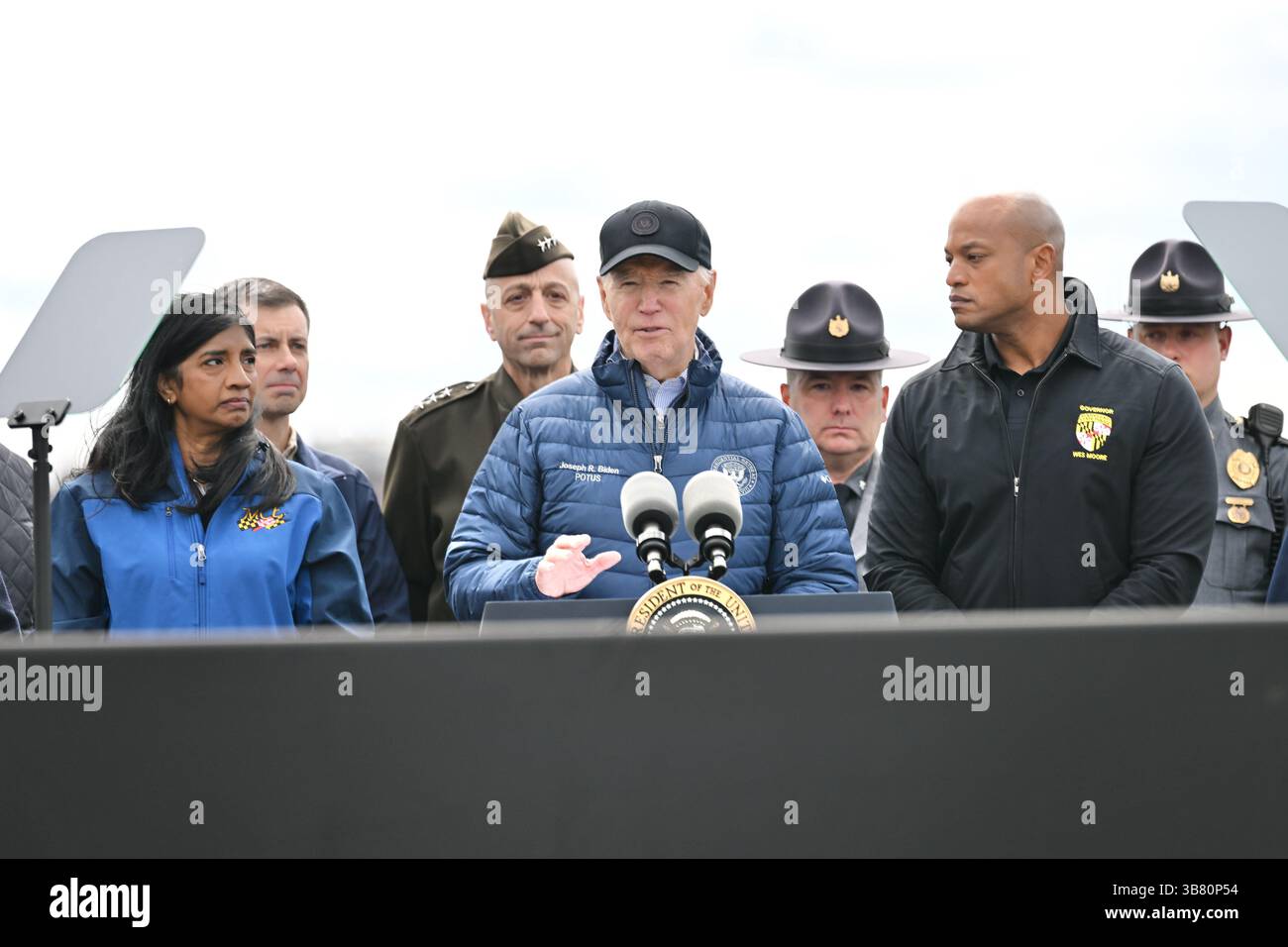5 aprile 2024, Dundalk, MD, Stati Uniti d'America: Il presidente degli Stati Uniti Joe Biden, centro, fa osservazioni durante una visita al sito del disastro di Francis Scott Key Bridge insieme al governatore del Maryland Wes Moore, a destra, e al tenente governatore Aruna Miller, a sinistra, lungo Sollers Point, 5 aprile 2024 a Dundalk, Maryland. (Immagine di credito: © Joe Andrucyk/Mdgovpics/Planet Pix via ZUMA Press Wire) Foto Stock