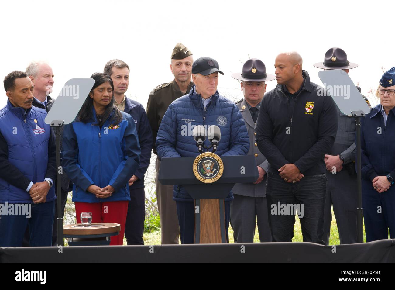 5 aprile 2024, Dundalk, MD, Stati Uniti d'America: Il presidente degli Stati Uniti Joe Biden, centro, fa osservazioni durante una visita al sito del disastro di Francis Scott Key Bridge insieme al governatore del Maryland Wes Moore, a destra, e al tenente governatore Aruna Miller, a sinistra, lungo Sollers Point, 5 aprile 2024 a Dundalk, Maryland. (Immagine di credito: © Joe Andrucyk/Mdgovpics/Planet Pix via ZUMA Press Wire) Foto Stock