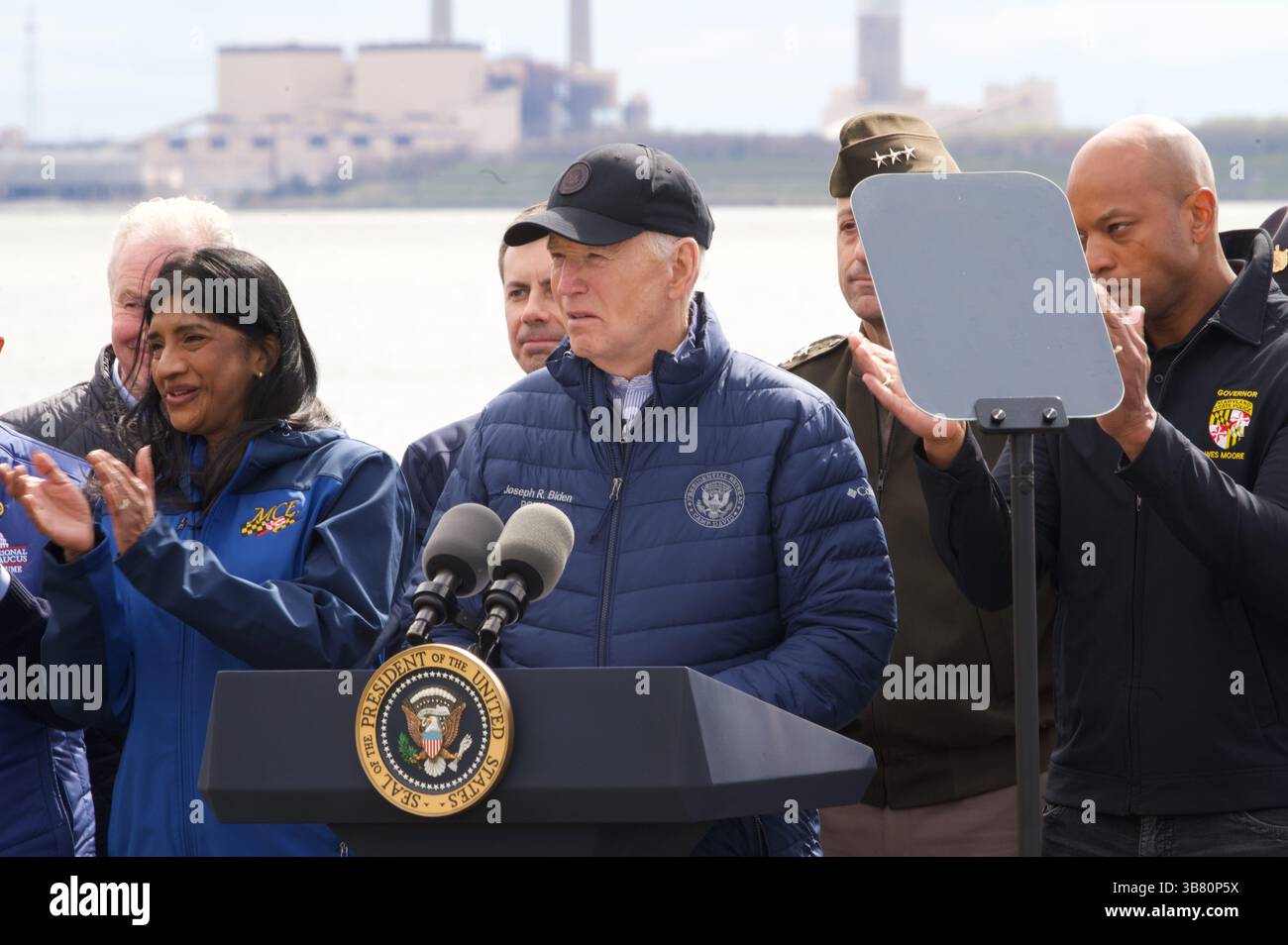 5 aprile 2024, Dundalk, MD, Stati Uniti d'America: Il presidente degli Stati Uniti Joe Biden, centro, fa osservazioni durante una visita al sito del disastro di Francis Scott Key Bridge insieme al governatore del Maryland Wes Moore, a destra, e al tenente governatore Aruna Miller, a sinistra, lungo Sollers Point, 5 aprile 2024 a Dundalk, Maryland. (Immagine di credito: © Joe Andrucyk/Mdgovpics/Planet Pix via ZUMA Press Wire) Foto Stock
