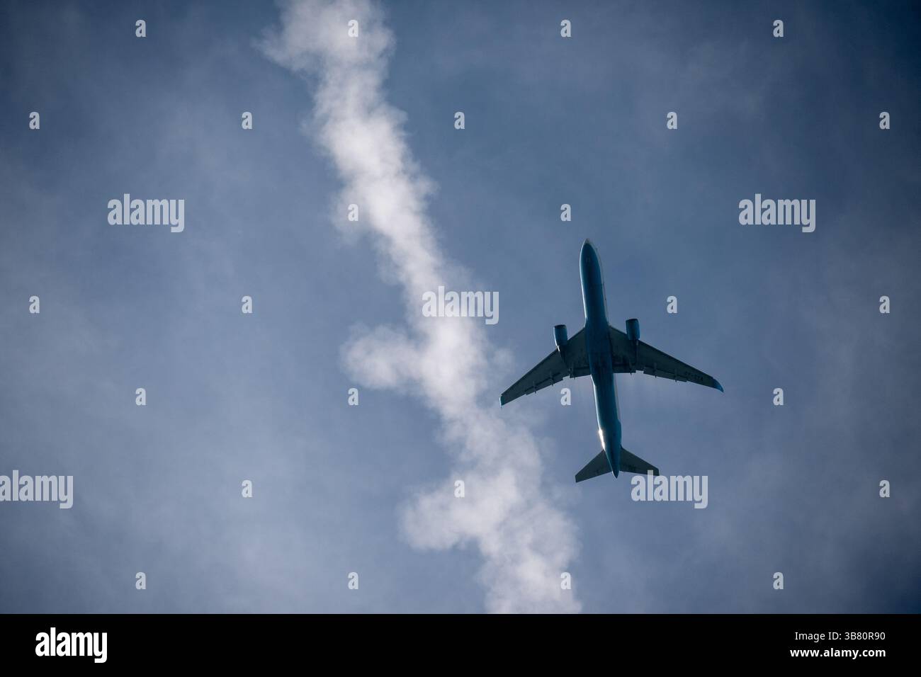 Maersk Air Cargo Boeing 767-3PS(ER) visto dal basso, Regno Unito (OY-SYA) Foto Stock