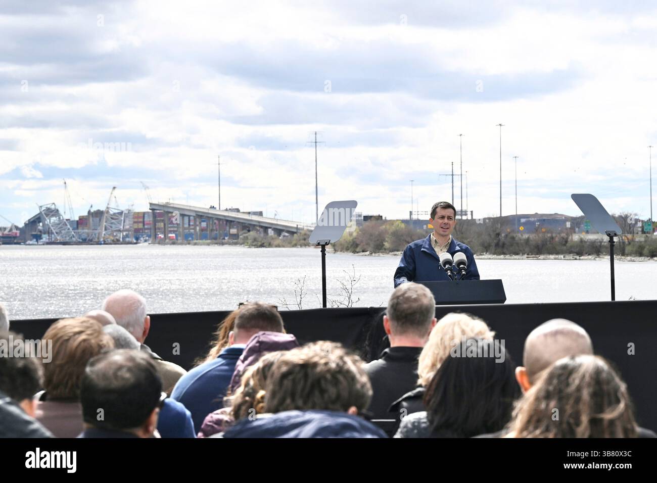 5 aprile 2024, Dundalk, MD, Stati Uniti d'America: Il segretario dei trasporti degli Stati Uniti Pete Buttigieg fa delle osservazioni durante una visita al sito del disastro di Francis Scott Key Bridge con il presidente degli Stati Uniti Joe Biden a Sollers Point, 5 aprile 2024 a Dundalk, Maryland. (Immagine di credito: © Joe Andrucyk/Mdgovpics/Planet Pix via ZUMA Press Wire) Foto Stock