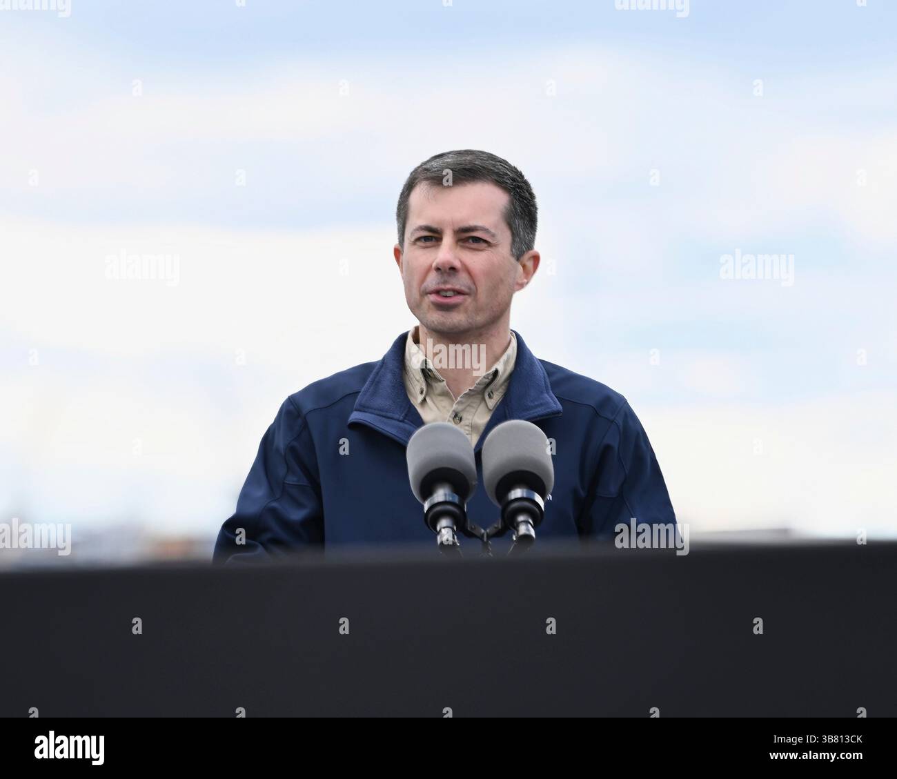 5 aprile 2024, Dundalk, MD, Stati Uniti d'America: Il segretario dei trasporti degli Stati Uniti Pete Buttigieg fa delle osservazioni durante una visita al sito del disastro di Francis Scott Key Bridge con il presidente degli Stati Uniti Joe Biden a Sollers Point, 5 aprile 2024 a Dundalk, Maryland. (Immagine di credito: © Joe Andrucyk/Mdgovpics/Planet Pix via ZUMA Press Wire) Foto Stock
