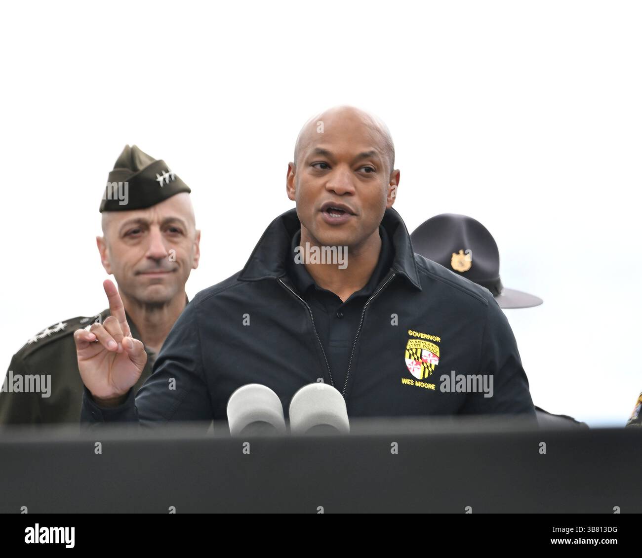 5 aprile 2024, Dundalk, MD, Stati Uniti d'America: Il governatore del Maryland Wes Moore, centro, fa osservazioni durante una visita al sito del disastro di Francis Scott Key Bridge con il presidente degli Stati Uniti Joe Biden e il tenente governatore Aruna Miller, a Sollers Point, 5 aprile 2024 a Dundalk, Maryland. (Immagine di credito: © Joe Andrucyk/Mdgovpics/Planet Pix via ZUMA Press Wire) Foto Stock