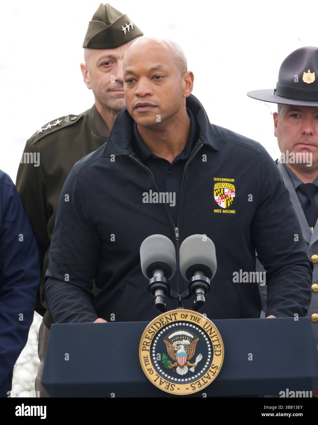 5 aprile 2024, Dundalk, MD, Stati Uniti d'America: Il governatore del Maryland Wes Moore, centro, fa osservazioni durante una visita al sito del disastro di Francis Scott Key Bridge con il presidente degli Stati Uniti Joe Biden e il tenente governatore Aruna Miller, a Sollers Point, 5 aprile 2024 a Dundalk, Maryland. (Immagine di credito: © Joe Andrucyk/Mdgovpics/Planet Pix via ZUMA Press Wire) Foto Stock