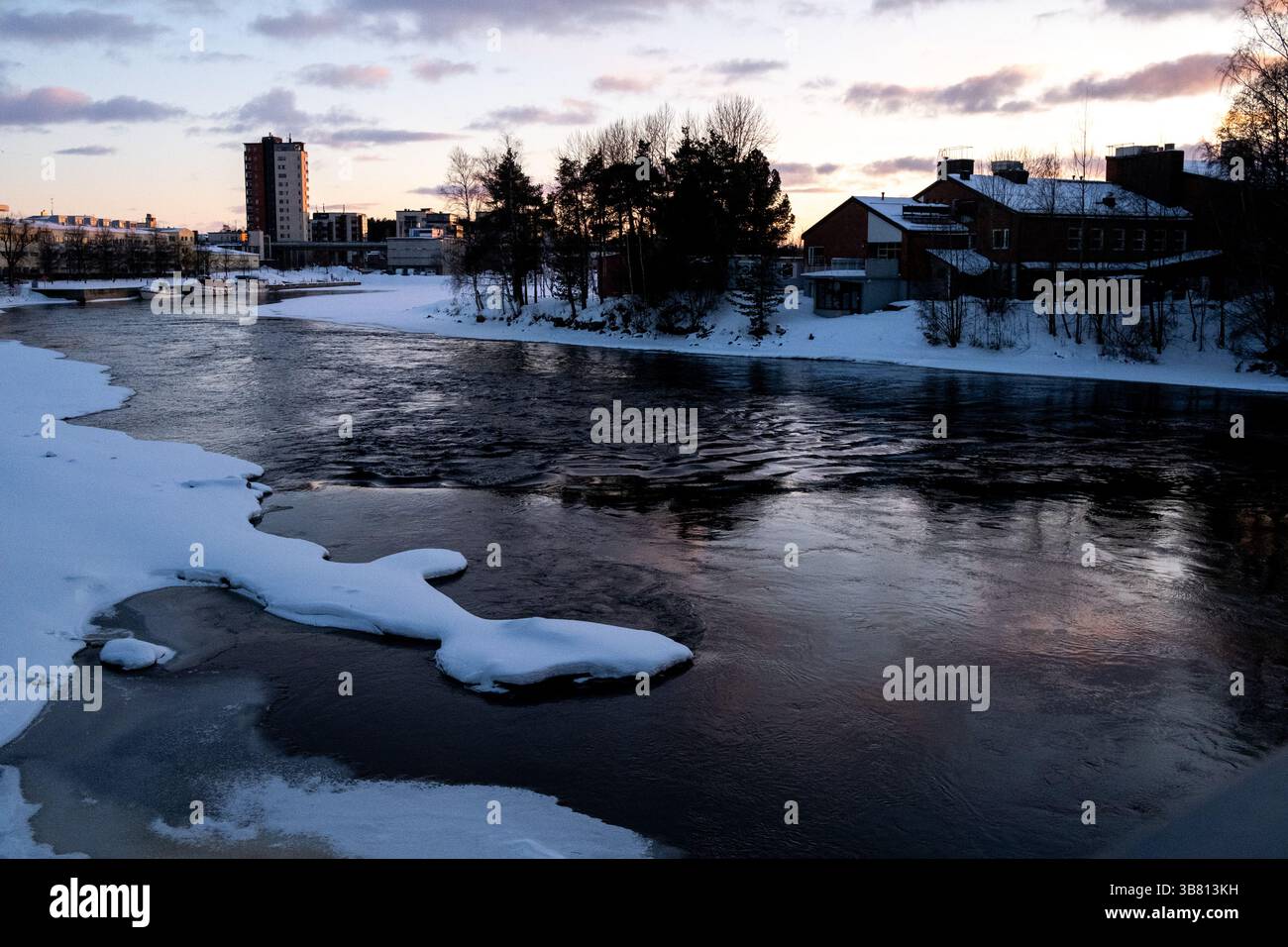 Paesaggio del fiume Pielisjoki ghiacciato al tramonto a Joensuu nella Carelia settentrionale in Finlandia il 13 marzo 2025. Joensuu è conosciuta come la silvicoltura europea Foto Stock