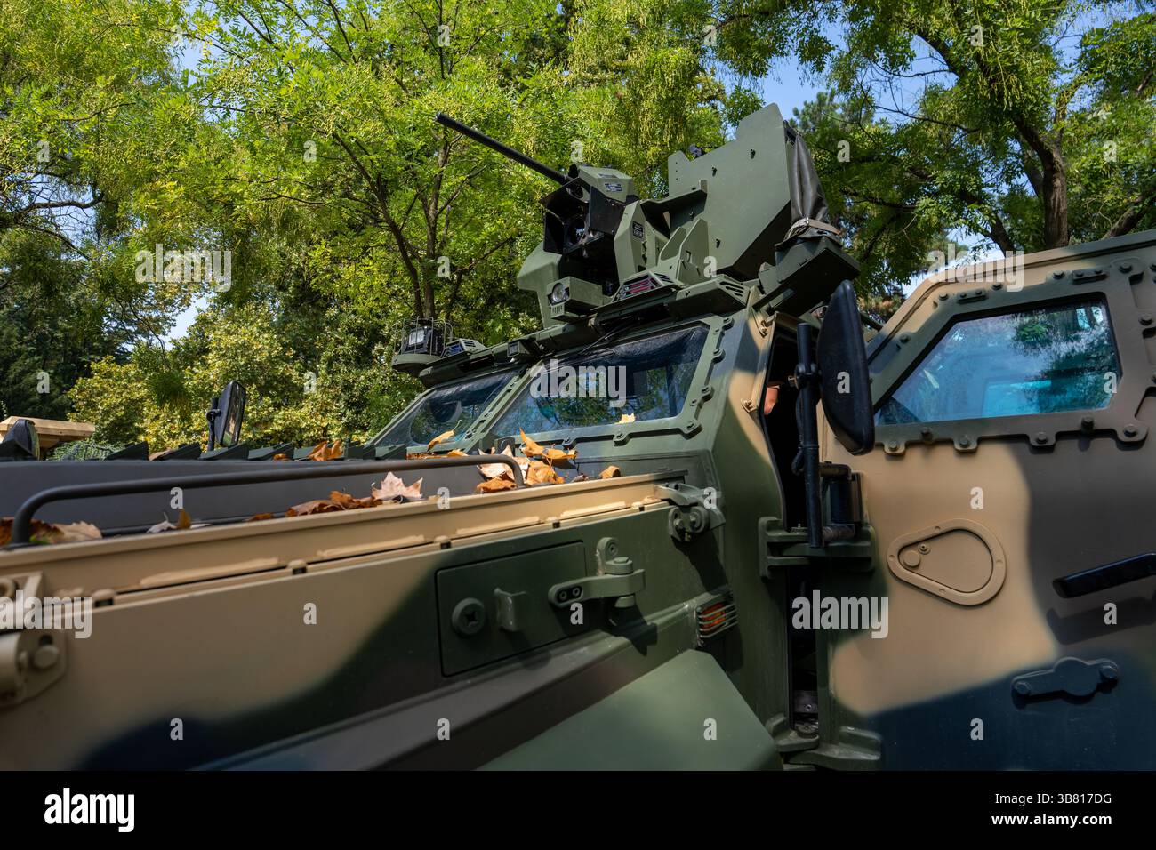 Budapest, Ungheria - 20 agosto 2024: Mostra sull'equipaggiamento militare. Un'auto blindata. Foto Stock