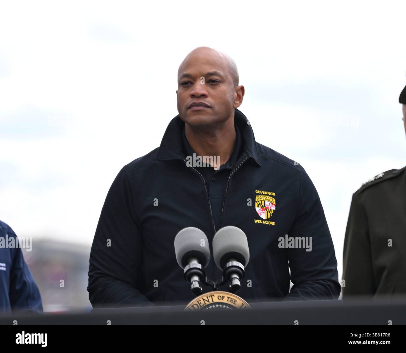5 aprile 2024, Dundalk, MD, Stati Uniti d'America: Il governatore del Maryland Wes Moore, centro, fa osservazioni durante una visita al sito del disastro di Francis Scott Key Bridge con il presidente degli Stati Uniti Joe Biden e il tenente governatore Aruna Miller, a Sollers Point, 5 aprile 2024 a Dundalk, Maryland. (Immagine di credito: © Joe Andrucyk/Mdgovpics/Planet Pix via ZUMA Press Wire) Foto Stock