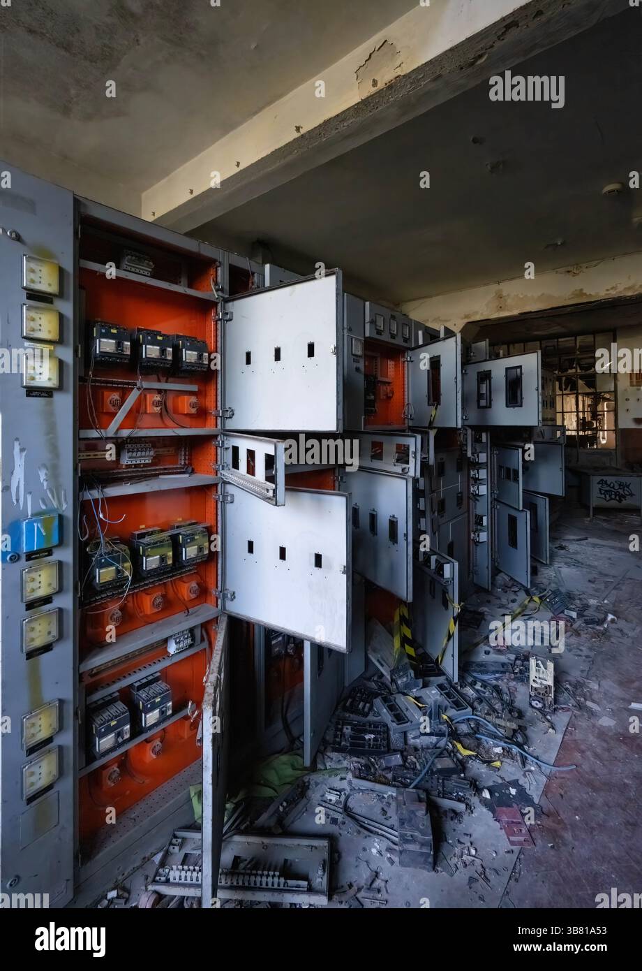 Apparecchiature elettriche devastate in un vecchio impianto industriale abbandonato Foto Stock