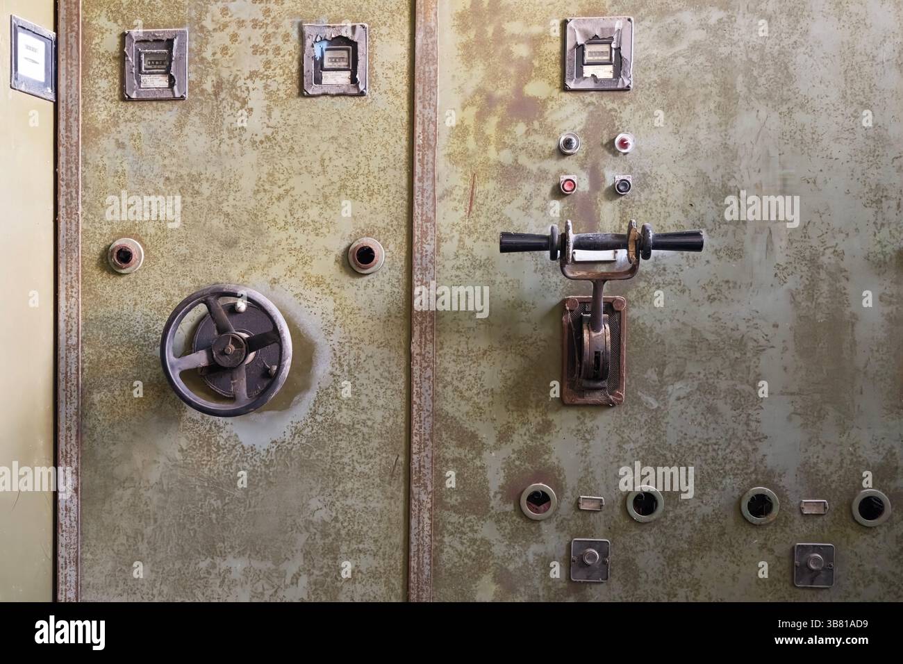 Apparecchiature elettriche devastate in un vecchio impianto industriale abbandonato Foto Stock