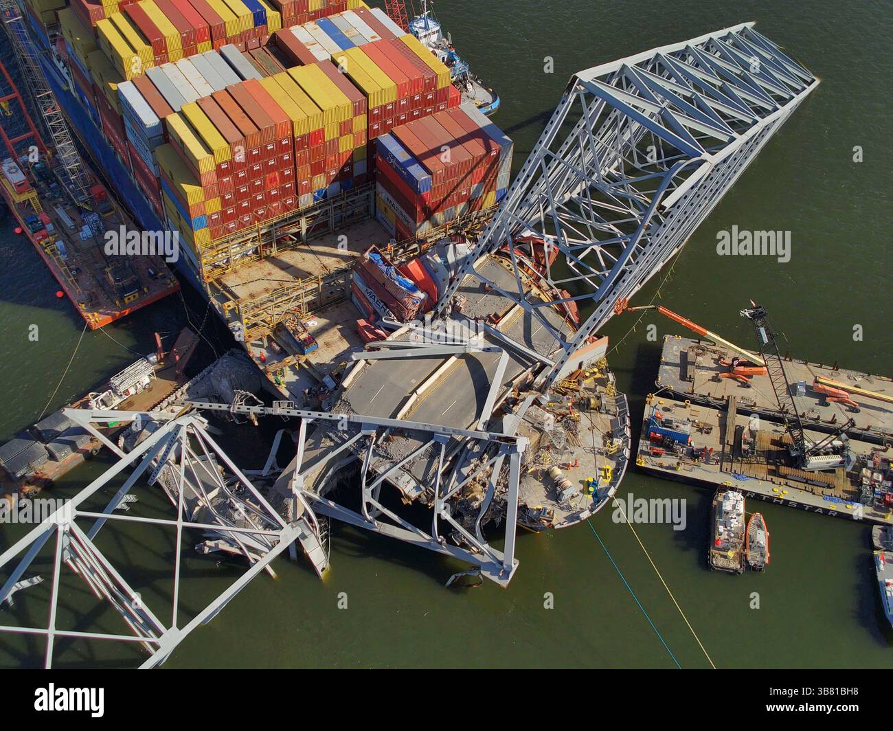 22 aprile 2024, Dundalk, MD, Stati Uniti d'America: Veduta aerea della portaerei MV Dali incastrata nelle capriate d'acciaio del crollato Francis Scott Key Bridge che bloccava il canale di Fort McHenry, 22 aprile 2024, vicino a Dundalk, Maryland. Il ponte fu colpito dalla nave portacontainer di 984 piedi il 26 marzo e crollò uccidendo sei lavoratori. (Immagine di credito: © Po2 Alejandro Rivera/US Coast/Planet Pix via ZUMA Press Wire) Foto Stock
