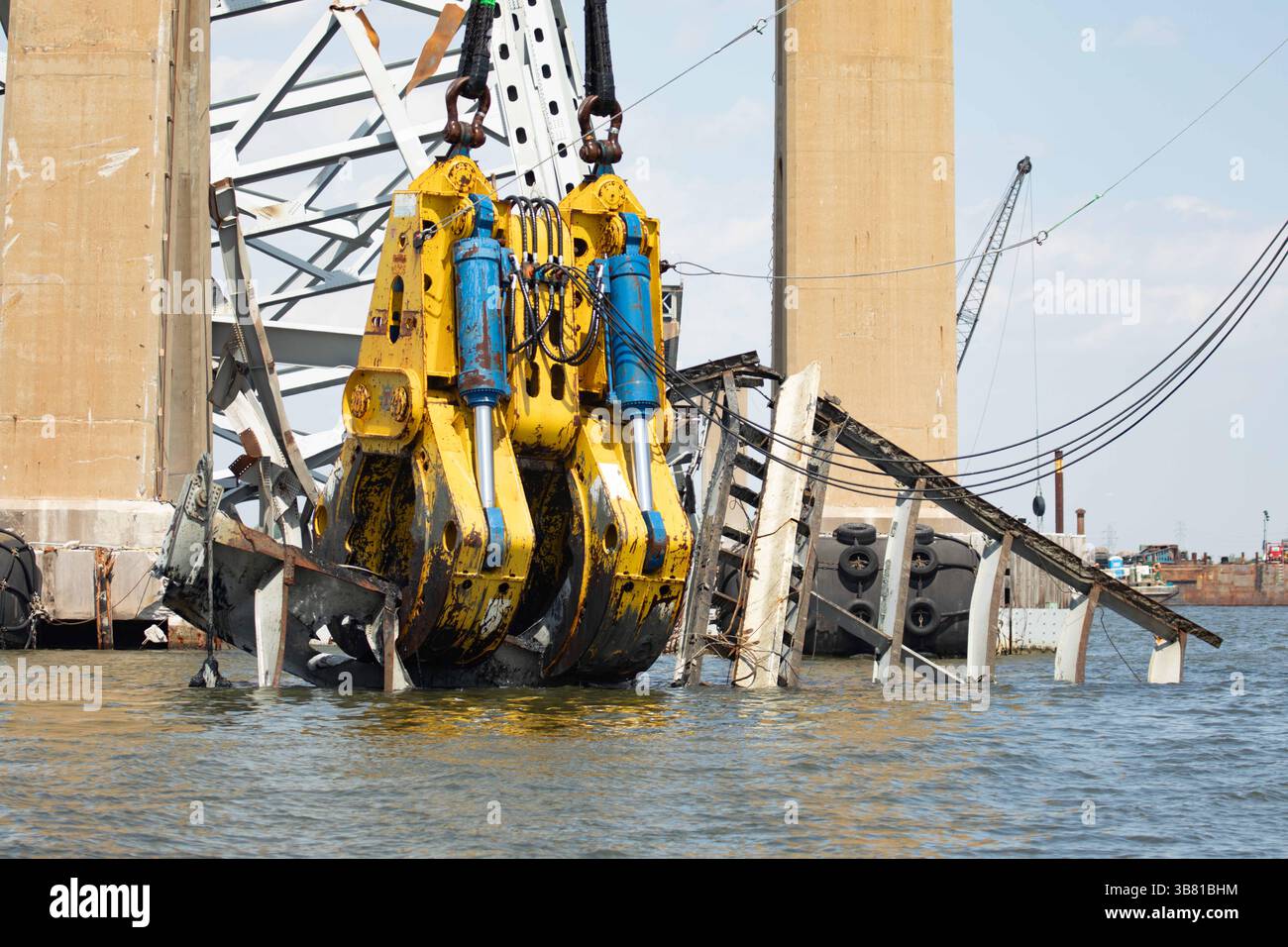 28 aprile 2024, Dundalk, MD, Stati Uniti d'America: Gli equipaggi di salvataggio utilizzano l'artiglio idraulico di salvataggio HSWC500-1000 attaccato alla massiccia nave con gru pesante Chesapeake 1000 mentre i lavori continuano a ripulire il relitto del Francis Scott Key Bridge, 29 aprile 2024, vicino a Dundalk, Maryland. Il ponte è stato colpito dalla nave container MV Dali da 984 piedi il 26 marzo e crollò uccidendo sei lavoratori. (Immagine di credito: © Christopher Rosario/U.S. Army/Planet Pix tramite ZUMA Press Wire) Foto Stock