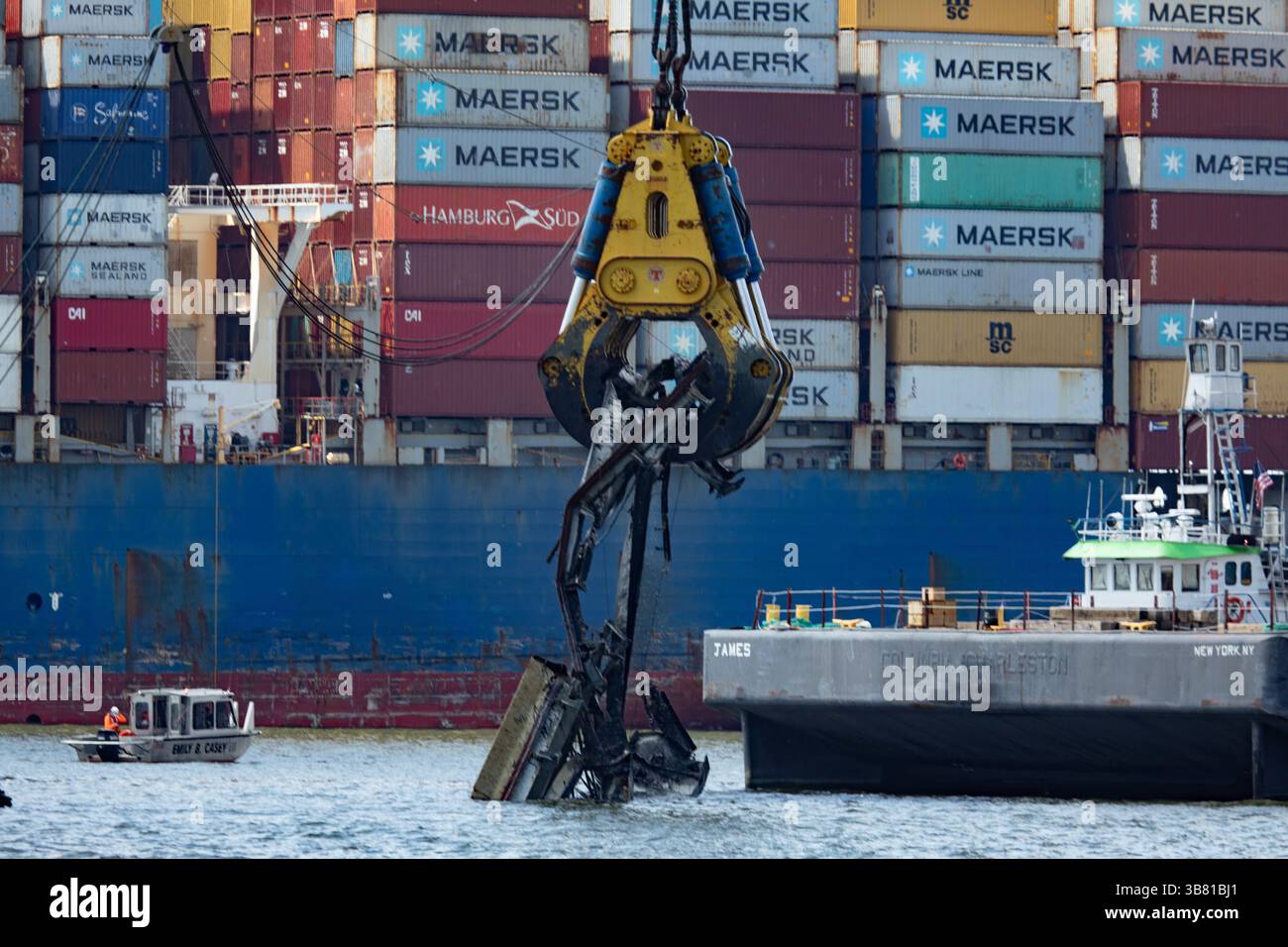 28 aprile 2024, Dundalk, MD, Stati Uniti d'America: Gli equipaggi di salvataggio utilizzano l'artiglio idraulico di salvataggio HSWC500-1000 attaccato alla massiccia nave con gru pesante Chesapeake 1000 mentre i lavori continuano a ripulire il relitto del Francis Scott Key Bridge, 29 aprile 2024, vicino a Dundalk, Maryland. Il ponte è stato colpito dalla nave container MV Dali da 984 piedi il 26 marzo e crollò uccidendo sei lavoratori. (Immagine di credito: © Christopher Rosario/U.S. Army/Planet Pix tramite ZUMA Press Wire) Foto Stock