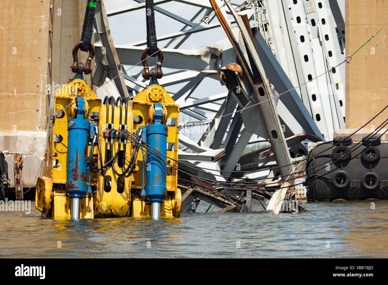28 aprile 2024, Dundalk, MD, Stati Uniti d'America: Gli equipaggi di salvataggio utilizzano l'artiglio idraulico di salvataggio HSWC500-1000 attaccato alla massiccia nave con gru pesante Chesapeake 1000 mentre i lavori continuano a ripulire il relitto del Francis Scott Key Bridge, 29 aprile 2024, vicino a Dundalk, Maryland. Il ponte è stato colpito dalla nave container MV Dali da 984 piedi il 26 marzo e crollò uccidendo sei lavoratori. (Immagine di credito: © Christopher Rosario/U.S. Army/Planet Pix tramite ZUMA Press Wire) Foto Stock