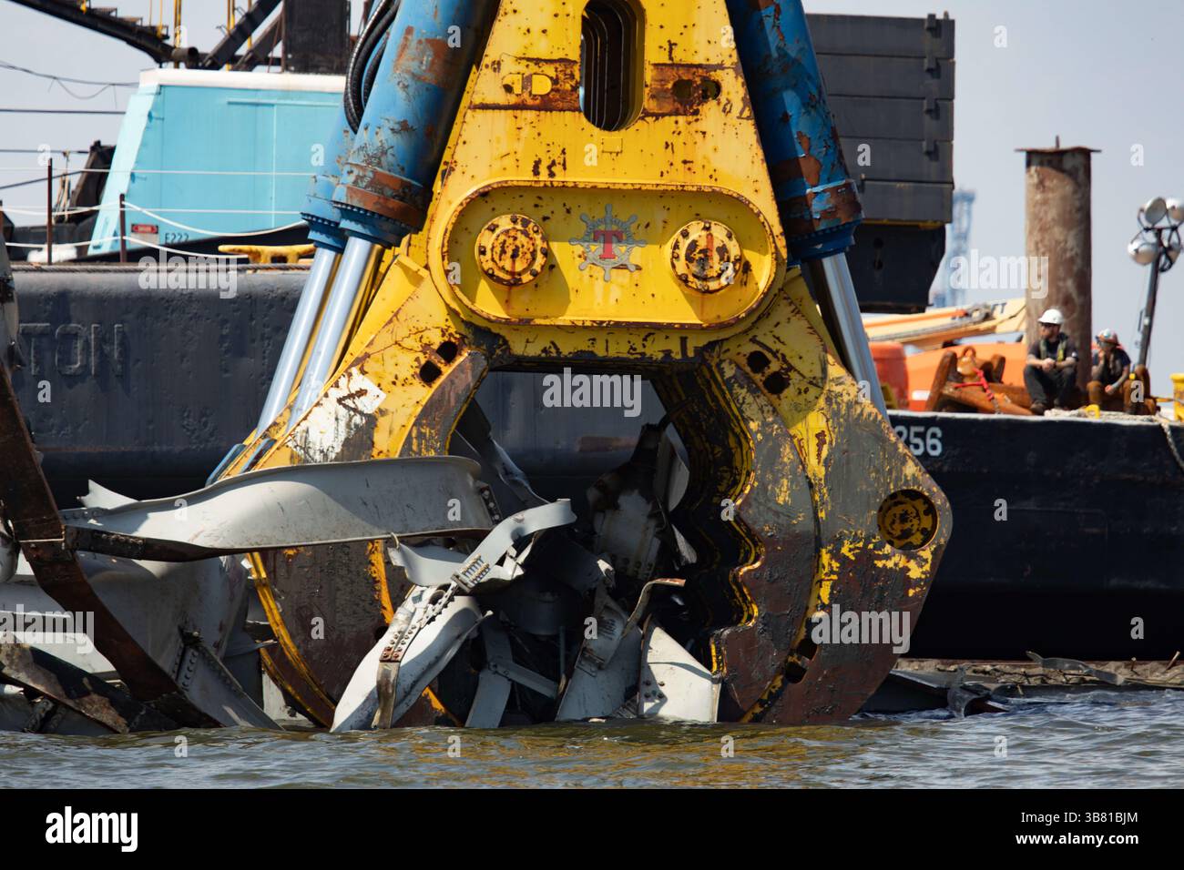 28 aprile 2024, Dundalk, MD, Stati Uniti d'America: Gli equipaggi di salvataggio utilizzano l'artiglio idraulico di salvataggio HSWC500-1000 attaccato alla massiccia nave con gru pesante Chesapeake 1000 mentre i lavori continuano a ripulire il relitto del Francis Scott Key Bridge, 29 aprile 2024, vicino a Dundalk, Maryland. Il ponte è stato colpito dalla nave container MV Dali da 984 piedi il 26 marzo e crollò uccidendo sei lavoratori. (Immagine di credito: © Christopher Rosario/U.S. Army/Planet Pix tramite ZUMA Press Wire) Foto Stock