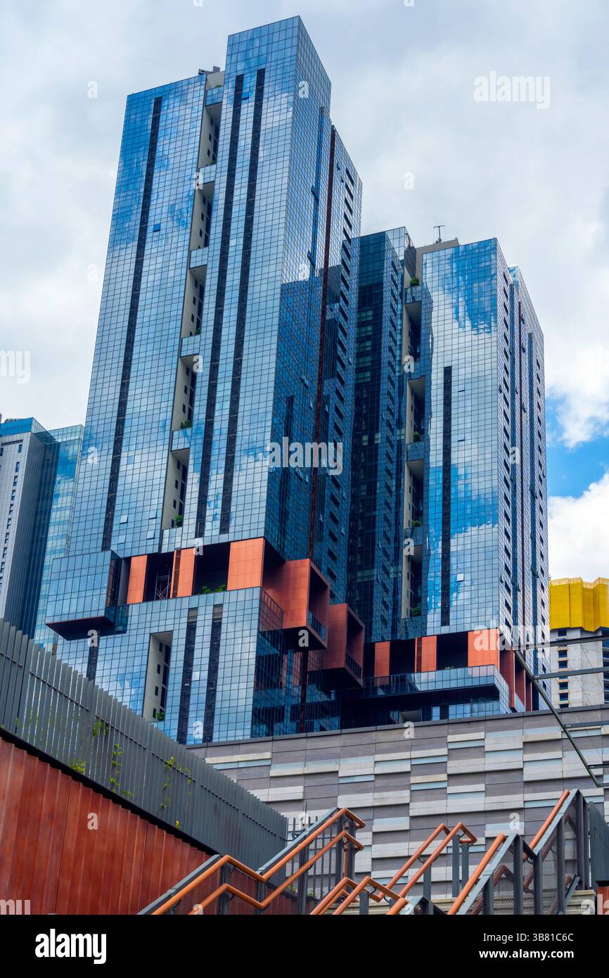 La facciata del centro commerciale Exchange TRX dalla Raintree Plaza, nel centro cittadino di Kuala Lumpur, Malesia. Foto Stock