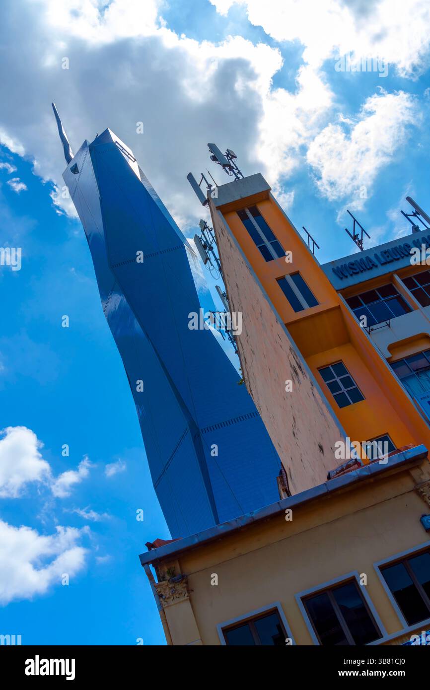 Immagine dall'angolo basso del moderno edificio Merdeka 118 e della vecchia casa, la città vecchia di Kuala Lumpur, Malesia. Foto Stock
