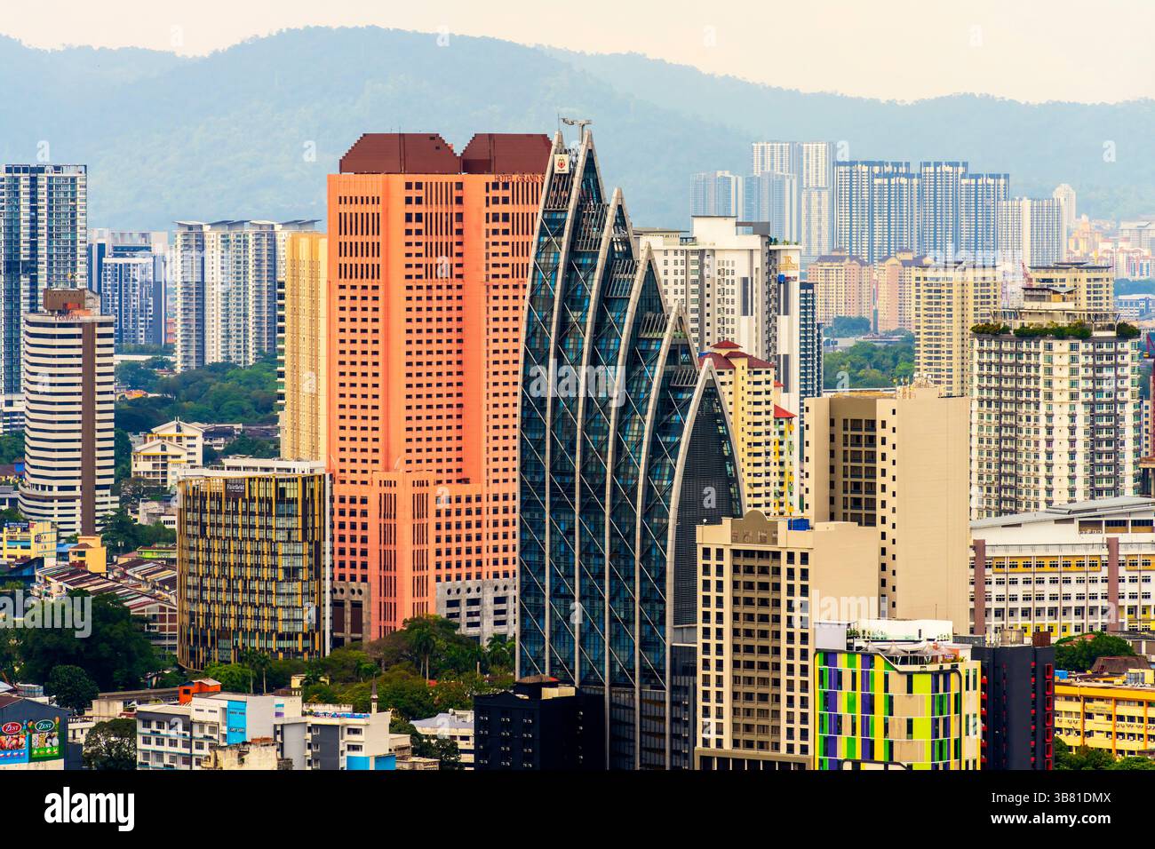La vista sopraelevata della Torre MAIWP esemplifica la moderna architettura islamica nel centro di Kuala Lumpur. Malesia. Foto Stock