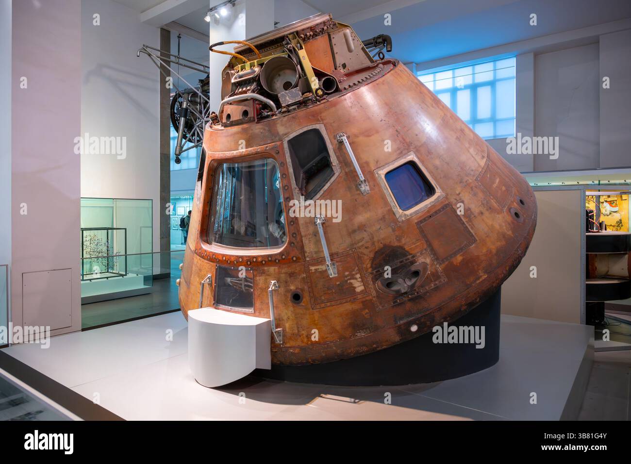 Il modulo di comando dell'Apollo 10 è esposto al Museo della Scienza di Londra, evidenziando il suo design storico e il suo significato nell'esplorazione spaziale. I visitatori possono osservarne l'esterno da vicino. Foto Stock