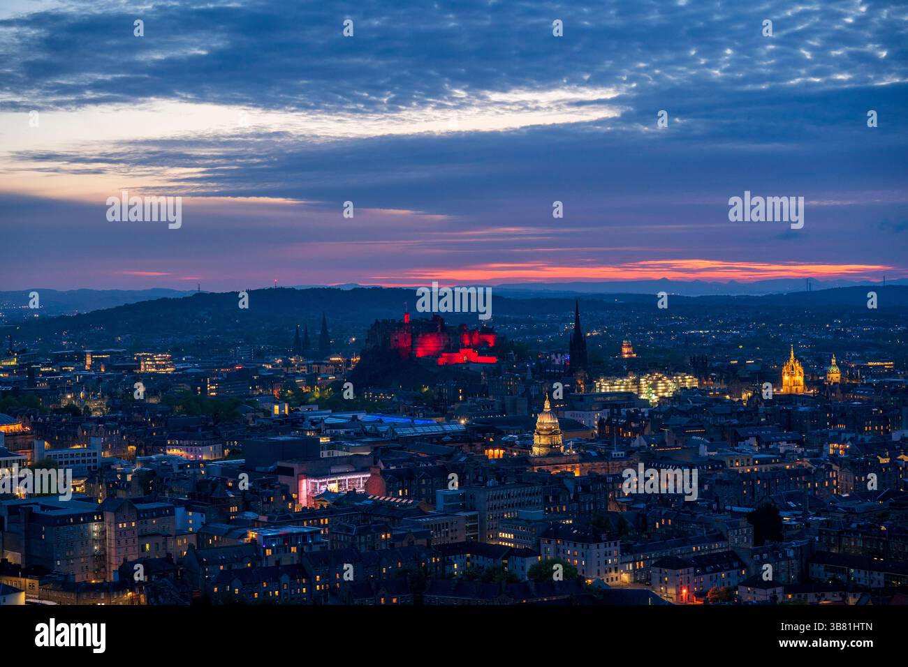 Il Castello di Edimburgo è illuminato di rosso, dato che i monumenti storici di tutto il Regno Unito sono illuminati per il 80° anniversario del VE Day. Data foto: Martedì 6 maggio 2025. Foto Stock