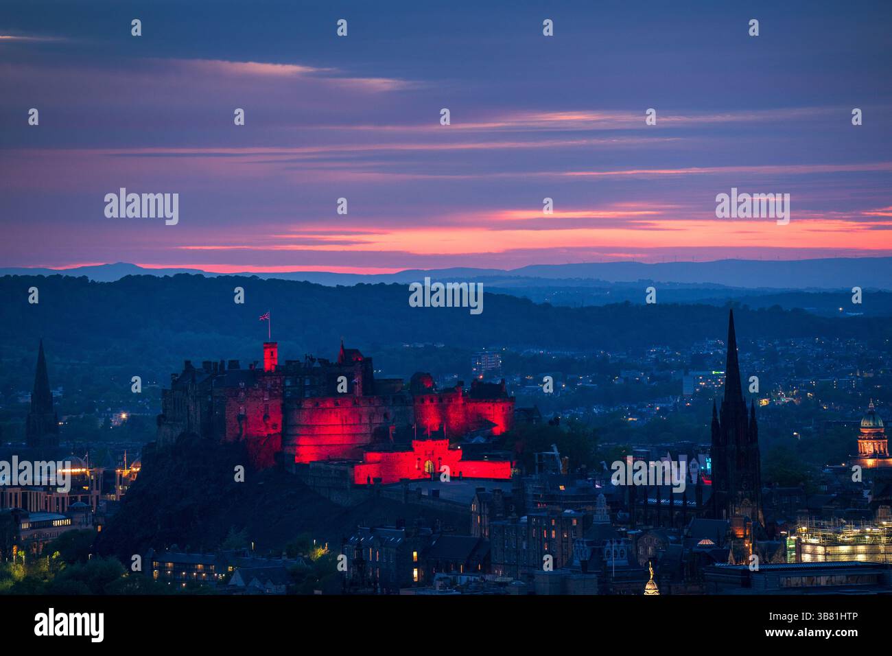 Il Castello di Edimburgo è illuminato di rosso, dato che i monumenti storici di tutto il Regno Unito sono illuminati per il 80° anniversario del VE Day. Data foto: Martedì 6 maggio 2025. Foto Stock