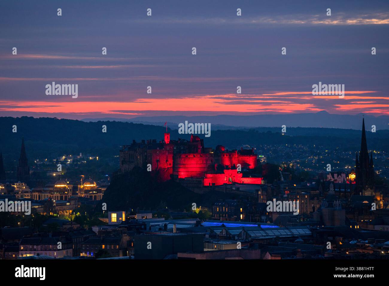 Il Castello di Edimburgo è illuminato di rosso, dato che i monumenti storici di tutto il Regno Unito sono illuminati per il 80° anniversario del VE Day. Data foto: Martedì 6 maggio 2025. Foto Stock