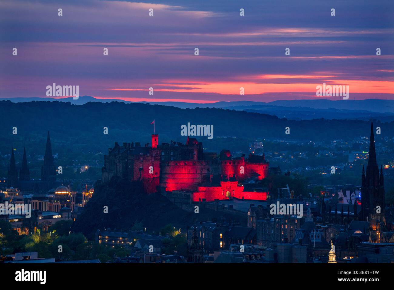 Il Castello di Edimburgo è illuminato di rosso, dato che i monumenti storici di tutto il Regno Unito sono illuminati per il 80° anniversario del VE Day. Data foto: Martedì 6 maggio 2025. Foto Stock