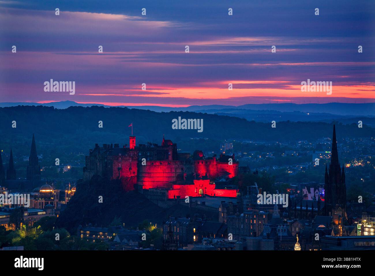 Il Castello di Edimburgo è illuminato di rosso, dato che i monumenti storici di tutto il Regno Unito sono illuminati per il 80° anniversario del VE Day. Data foto: Martedì 6 maggio 2025. Foto Stock