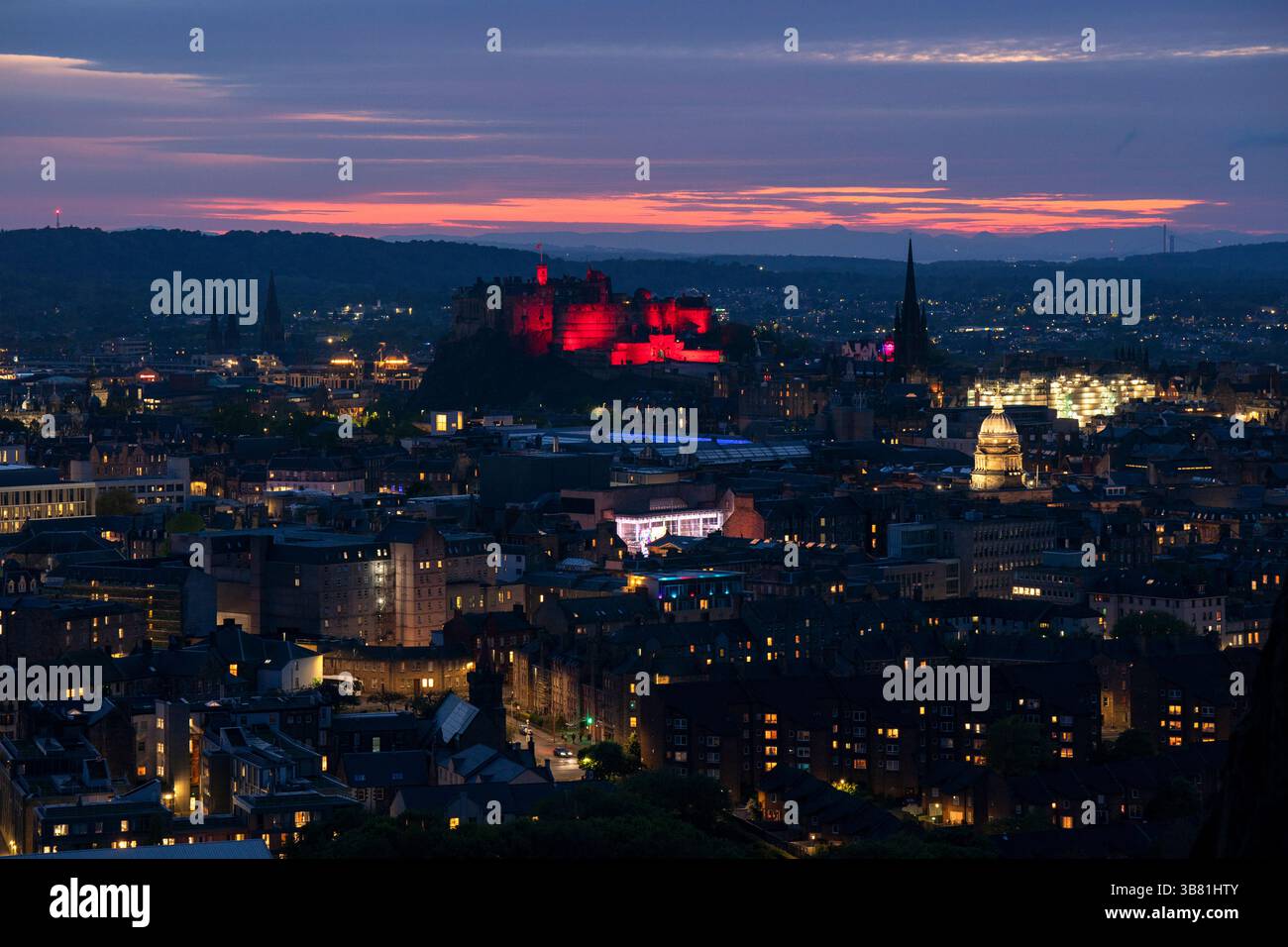 Il Castello di Edimburgo è illuminato di rosso, dato che i monumenti storici di tutto il Regno Unito sono illuminati per il 80° anniversario del VE Day. Data foto: Martedì 6 maggio 2025. Foto Stock