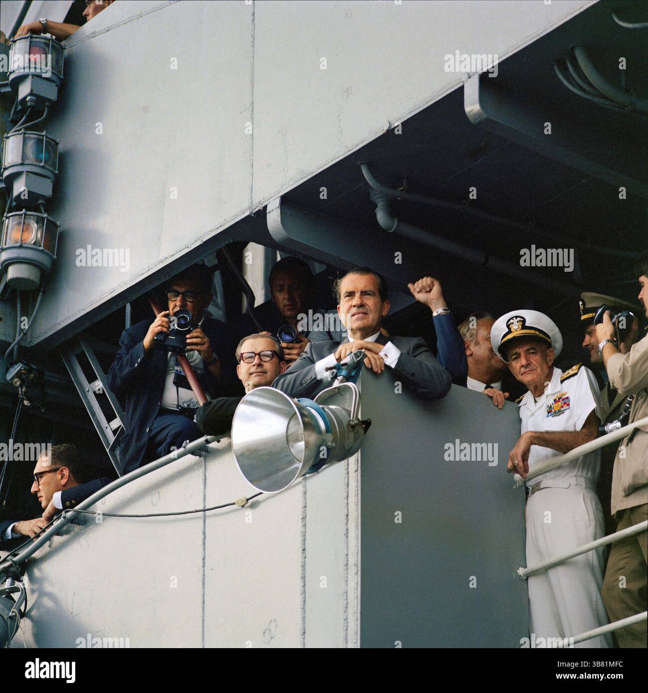 24 luglio 1969: Il presidente degli Stati Uniti Richard M. Nixon sul ponte della USS Hornet, prima nave di recupero per la missione di atterraggio lunare dell'Apollo 11, in attesa dell'arrivo dell'equipaggio dell'Apollo 11, a circa 812 miglia nautiche a sud-ovest delle Hawaii, NASA, 24 luglio 1969 (Credit Image: © JT Vintage via ZUMA Press Wire) Foto Stock