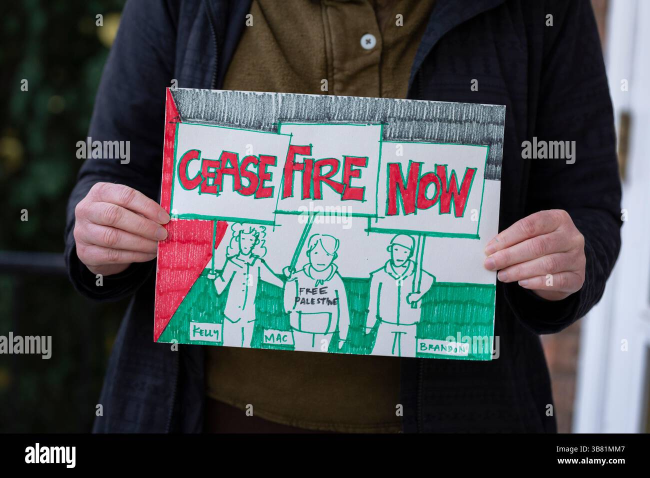 17 dicembre 2023, Seattle, Washington, Stati Uniti: MICHA VENTURA posa con il loro disegno che sarà consegnato al senatore di Washington Patty Murray al Rainier Arts Center di Seattle domenica 17 dicembre 2023. Jewish Voice for Peace ha organizzato l'evento Portraits for Palestine a sostegno di un cessate il fuoco a Gaza. (Immagine di credito: © Paul Christian Gordon/ZUMA Press Wire) Foto Stock