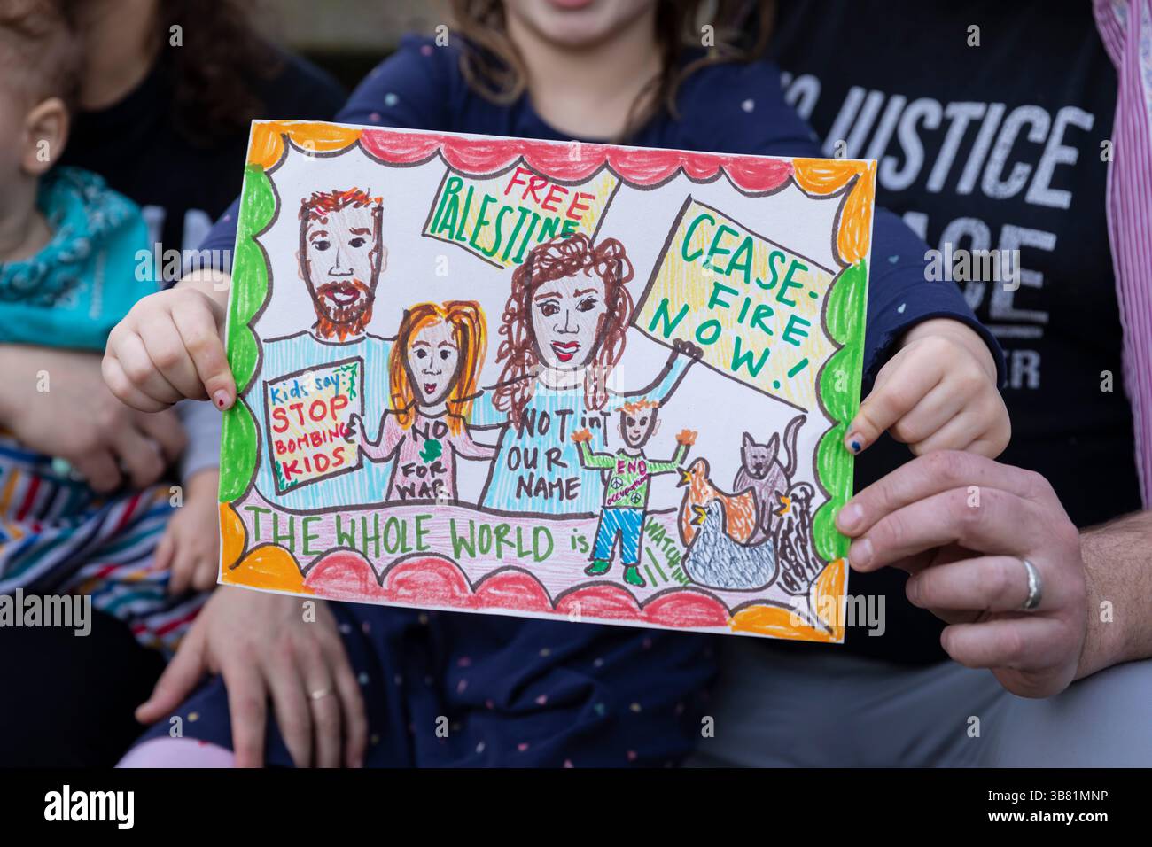 17 dicembre 2023, Seattle, Washington, Stati Uniti: La famiglia Harris-Klein posa con il loro disegno che sarà consegnato al senatore di Washington Patty Murray al Rainier Arts Center di Seattle domenica 17 dicembre 2023. Jewish Voice for Peace ha organizzato l'evento Portraits for Palestine a sostegno di un cessate il fuoco a Gaza. (Immagine di credito: © Paul Christian Gordon/ZUMA Press Wire) Foto Stock