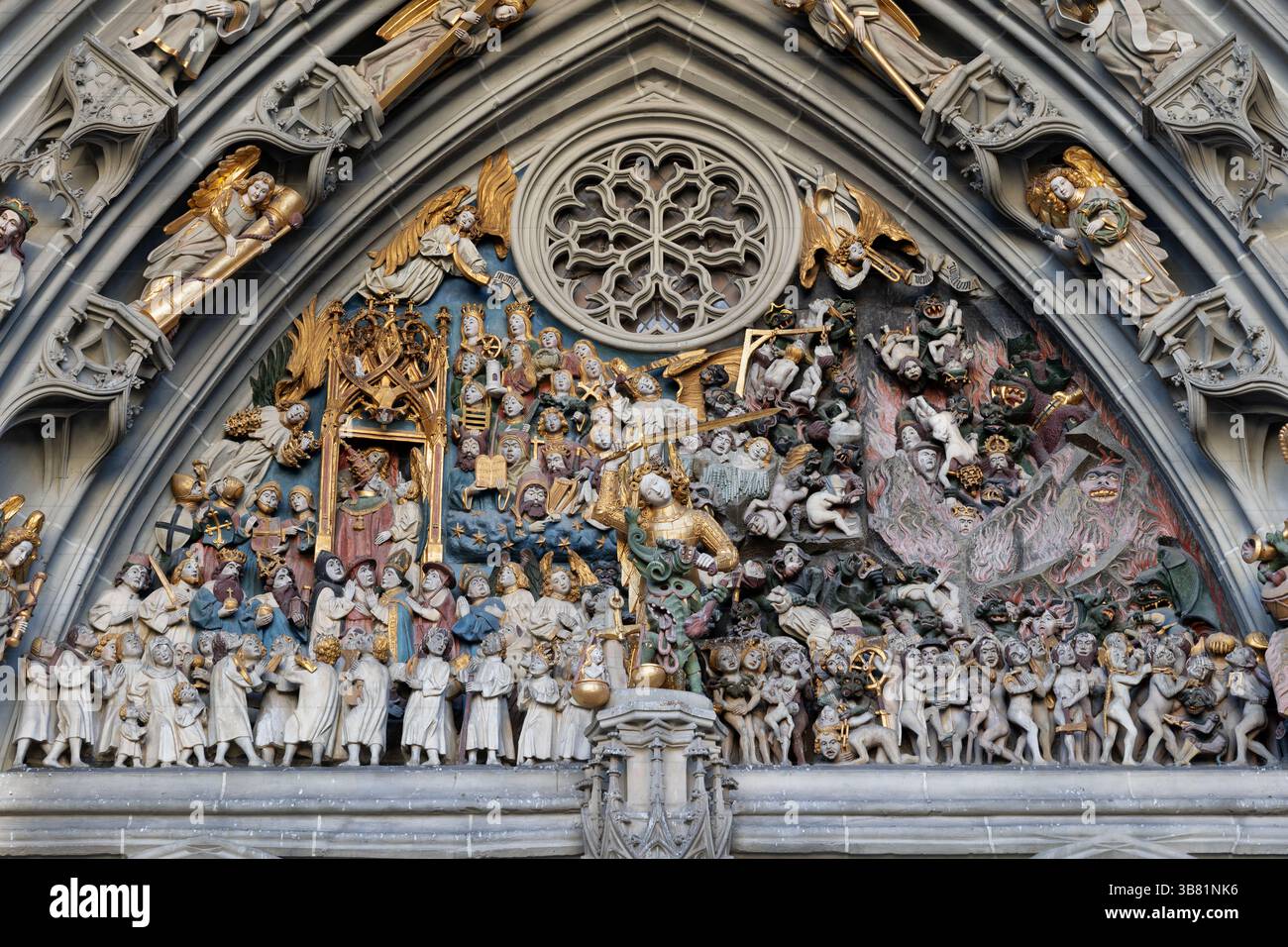Il giudizio universale sul portale principale della cattedrale di Berna (Berner Munster) a Berna, Svizzera. Scultura gotica in timpano con l'Archange Foto Stock