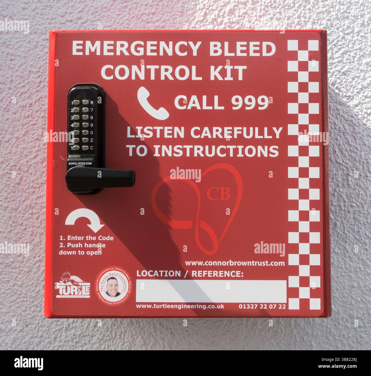 Kit di controllo spurgo di emergenza montato a parete, Inghilterra, Regno Unito Foto Stock