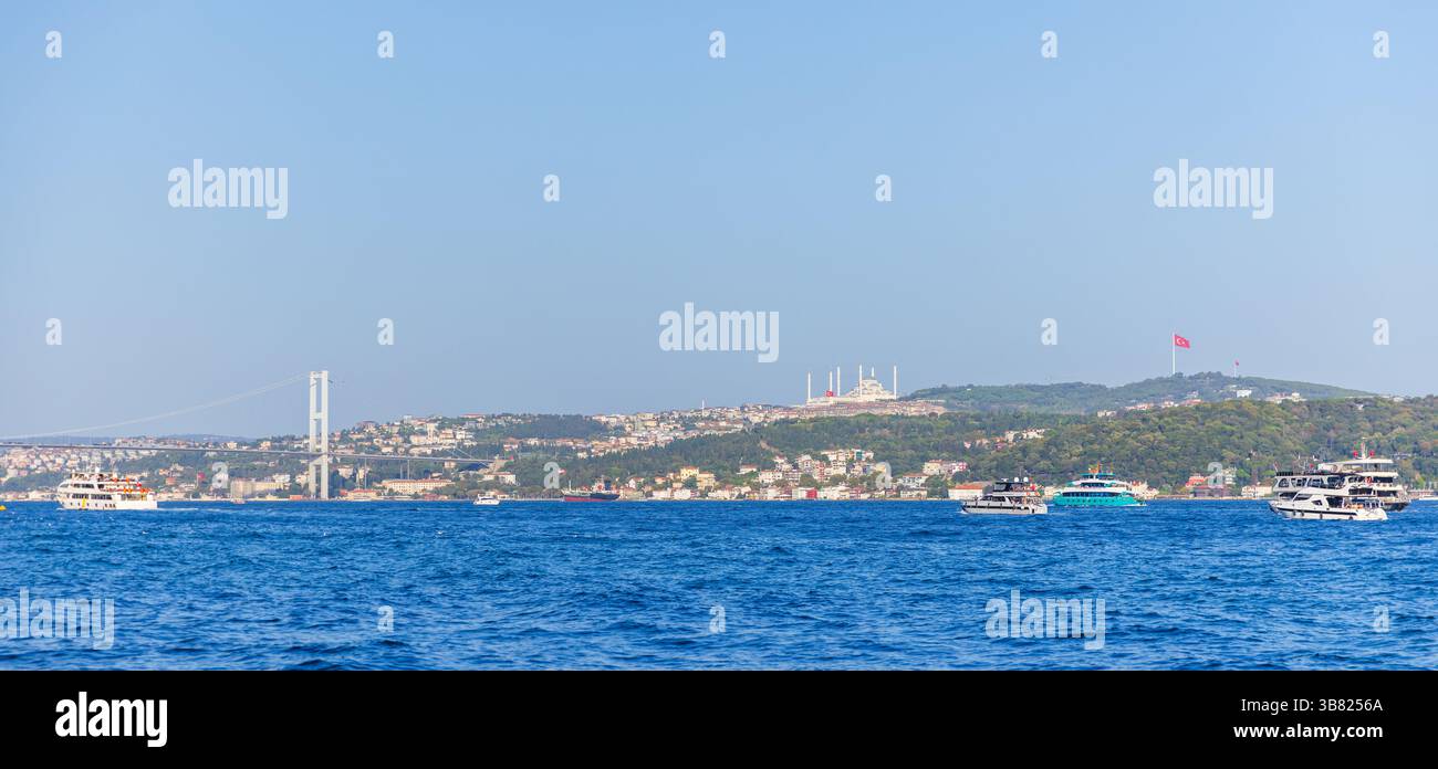 Vivace rappresentazione del vivace lungomare del Bosforo adornato da barche e da un lontano skyline urbano, circondato da colline lussureggianti e monumenti notevoli, agai Foto Stock Vivace rappresentazione del vivace lungomare del Bosforo adornato da barche e da un lontano skyline urbano, circondato da colline lussureggianti e monumenti notevoli, agai Foto Stock