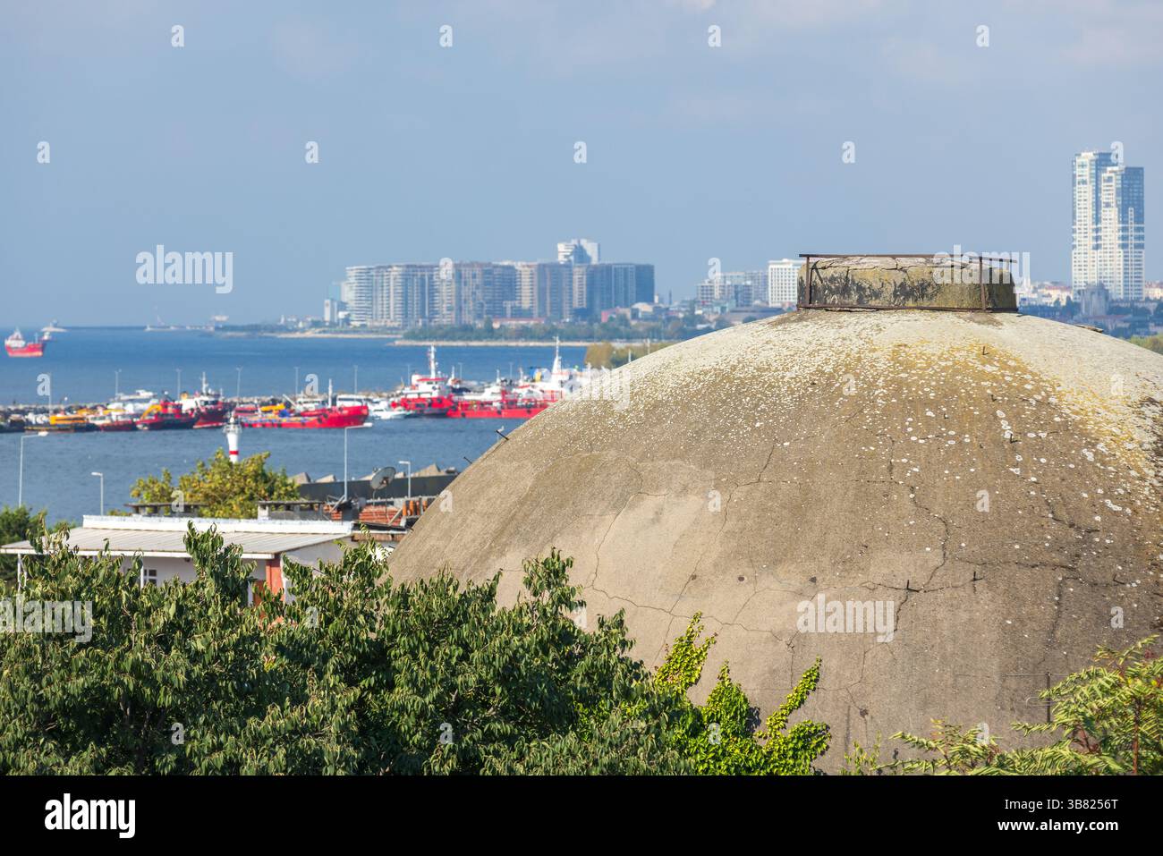 Una vista panoramica caratterizzata da un'prominente struttura a cupola, un vivace skyline della città e un porto costiero con navi sotto un cielo limpido, che catturano la città e l'aria Foto Stock Una vista panoramica caratterizzata da un'prominente struttura a cupola, un vivace skyline della città e un porto costiero con navi sotto un cielo limpido, che catturano la città e l'aria Foto Stock
