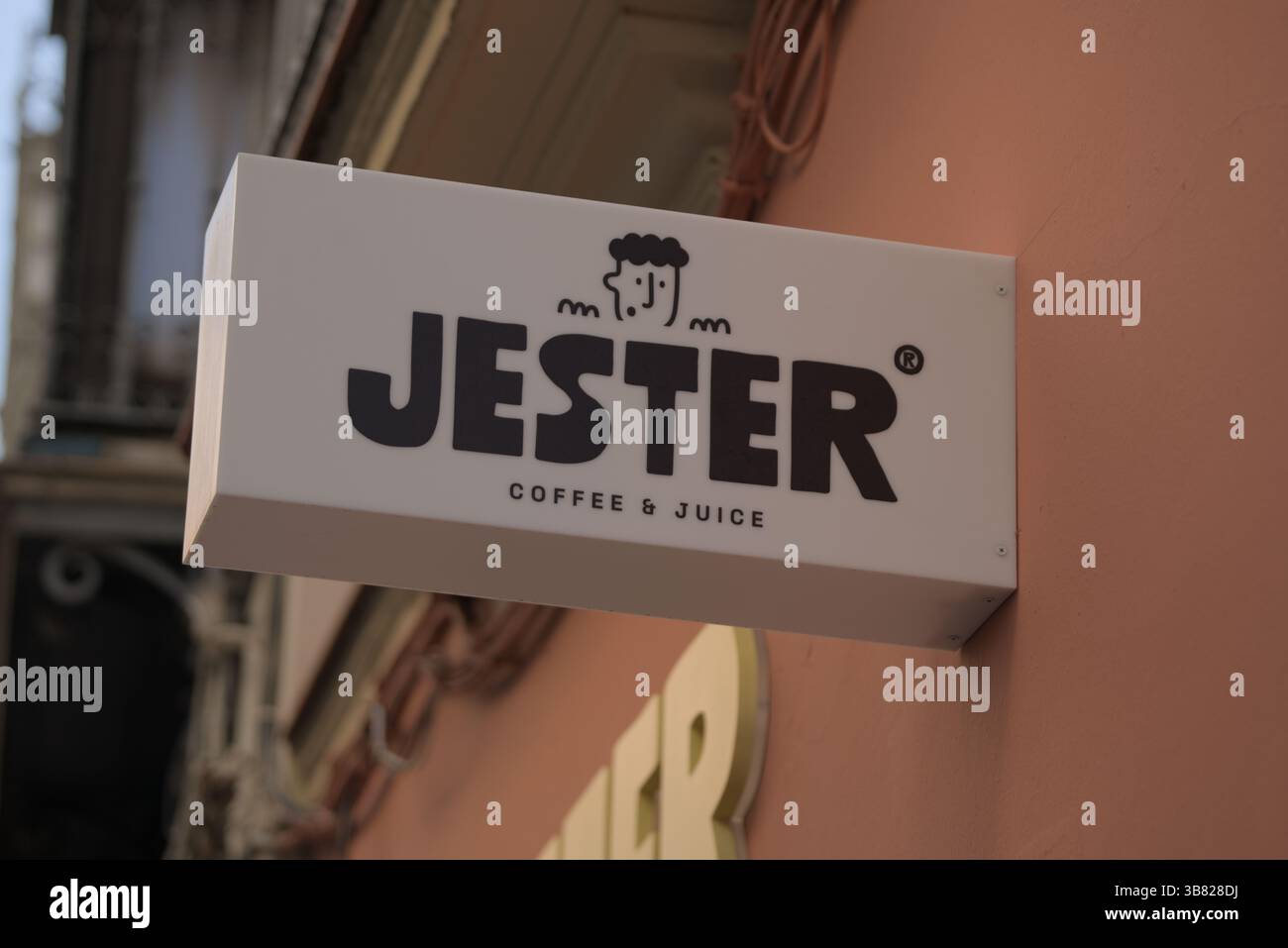 Jester Coffee & Juice café cartello su un muro a Siviglia, Andalusia, Spagna, con audaci caratteri tipografici moderni e un logo divertente.Siviglia, Spagna Foto Stock