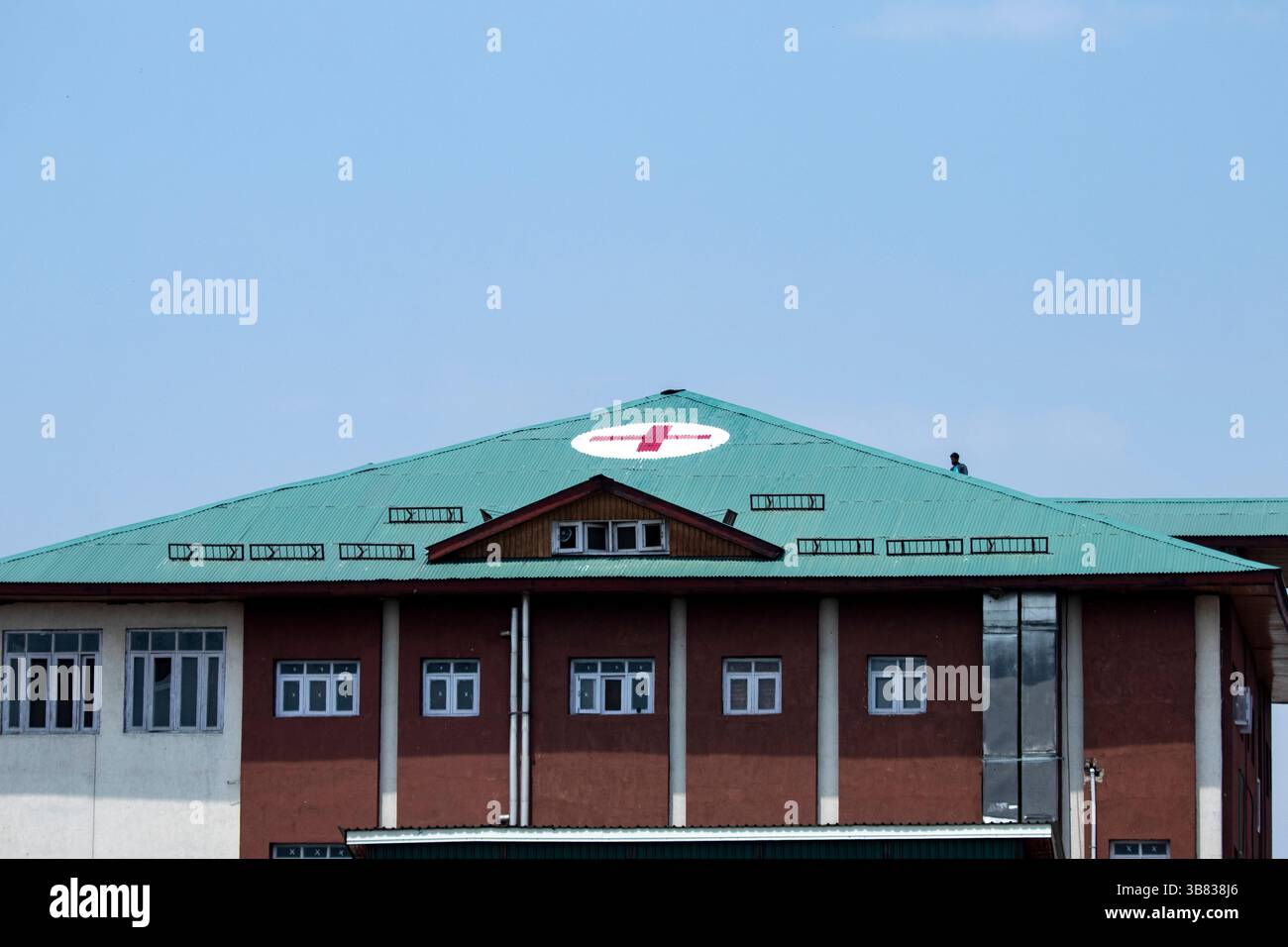 Srinagar, India. 7 maggio 2025. Un tetto di un ospedale è visto dipinto con un simbolo a croce rossa sopra come misura preventiva in mezzo alle tensioni di confine in corso a Srinagar. India e Pakistan si scambiarono artiglieria pesante lungo la loro frontiera contesa il 7 maggio dopo che nuova Delhi lanciò attacchi missilistici mortali sul suo arcinemico, nella peggiore violenza tra i vicini armati di armi nucleari degli ultimi due decenni. (Foto di Faisal Bashir/SOPA Images/Sipa USA) credito: SIPA USA/Alamy Live News Foto Stock