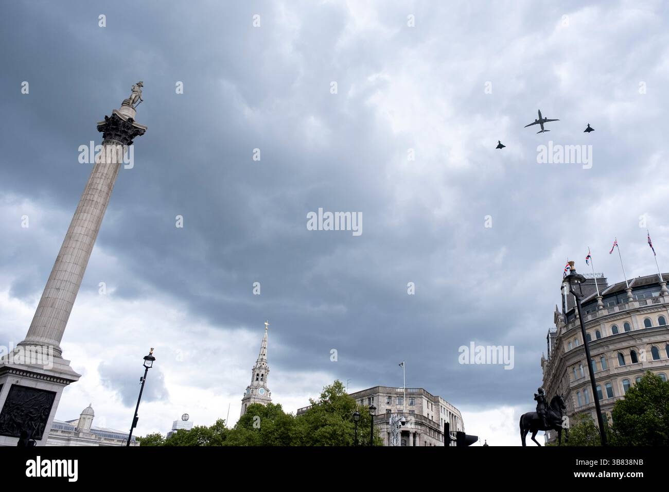 Poseidon e due Typhoon prendono parte al volo militare che passa per il VE Day il 5 maggio 2025 a Londra, Regno Unito. La giornata della vittoria in Europa celebra gli Alleati della seconda guerra mondiale accettando la resa delle forze armate germaniche martedì 8 maggio 1945. Foto Stock