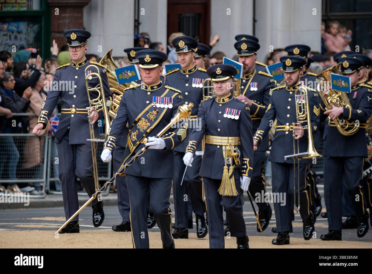 I membri delle forze armate prendono parte alla processione militare lungo Whitehall a Westminster per celebrare il 80° anniversario del VE Day il 5 maggio 2025 a Londra, Regno Unito. Centinaia di membri delle forze armate hanno preso parte alla parata, insieme alle nazioni del Commonwealth e agli alleati della NATO. La giornata della vittoria in Europa celebra gli Alleati della seconda guerra mondiale accettando la resa delle forze armate germaniche martedì 8 maggio 1945. Foto Stock