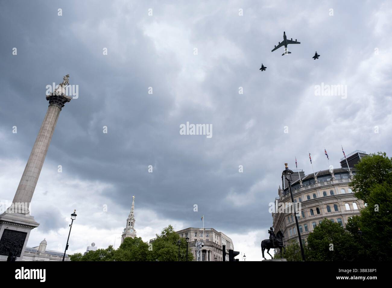 RC-135 Rivet Joint e due F-35B Lightning Jets prendono parte al volo militare passato in occasione del VE Day il 5 maggio 2025 a Londra, Regno Unito. La giornata della vittoria in Europa celebra gli Alleati della seconda guerra mondiale accettando la resa delle forze armate germaniche martedì 8 maggio 1945. Foto Stock