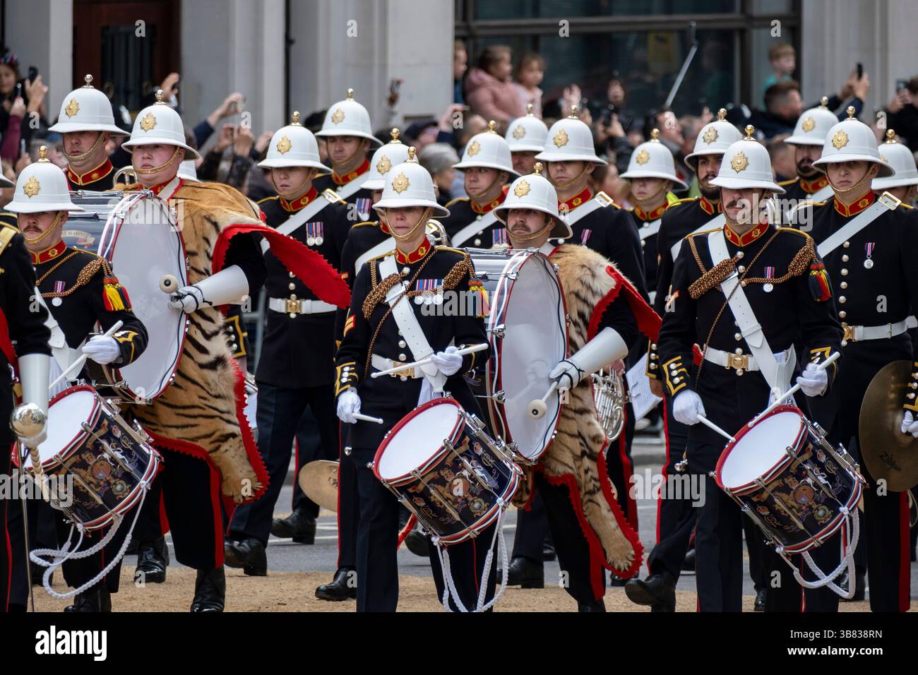 I membri dei Royal Marines prendono parte alla processione militare lungo Whitehall a Westminster per celebrare il 80° anniversario del VE Day il 5 maggio 2025 a Londra, Regno Unito. Centinaia di membri delle forze armate hanno preso parte alla parata, insieme alle nazioni del Commonwealth e agli alleati della NATO. La giornata della vittoria in Europa celebra gli Alleati della seconda guerra mondiale accettando la resa delle forze armate germaniche martedì 8 maggio 1945. Foto Stock